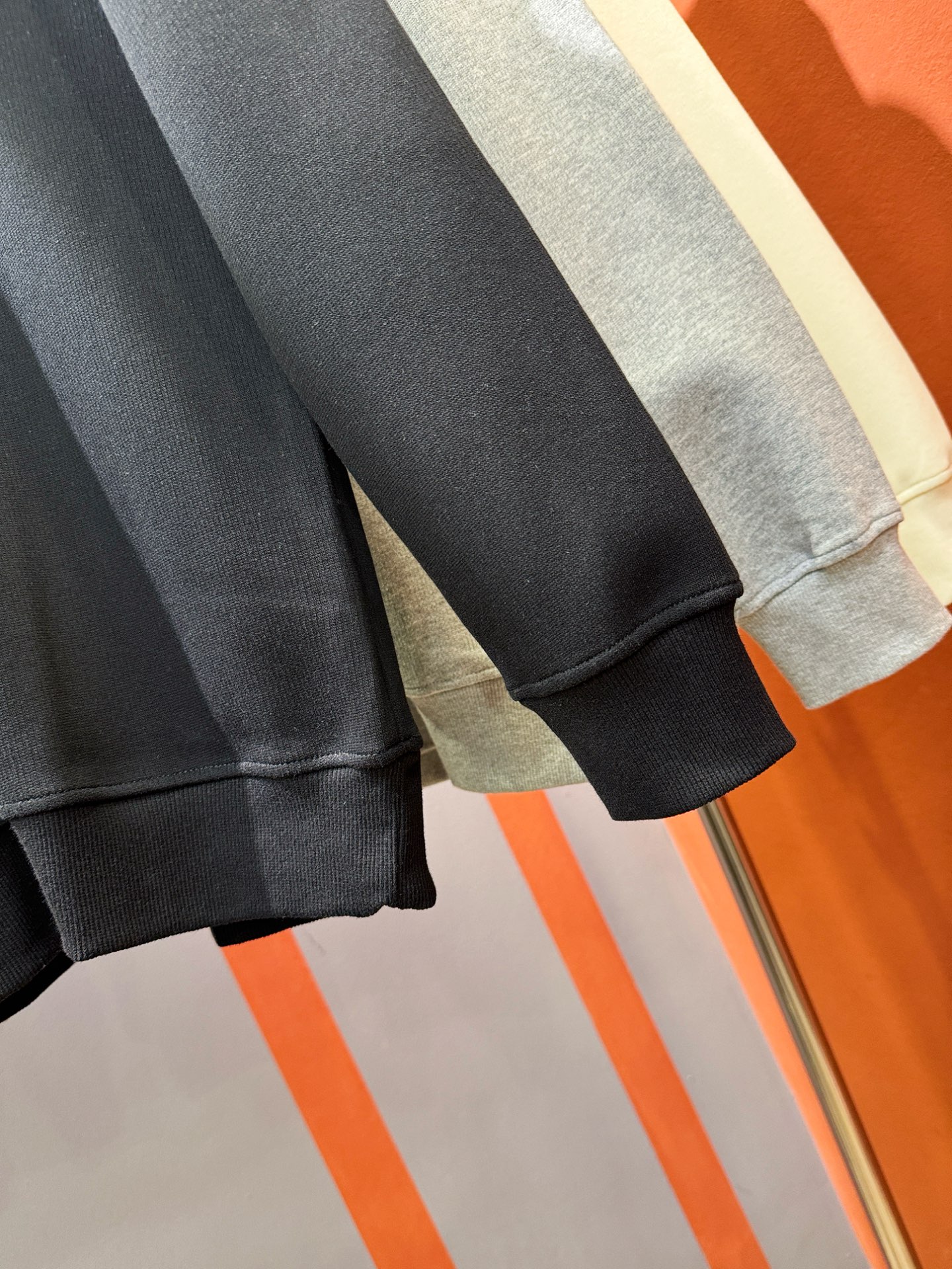 PRADA 普拉达 2025ss秋季新品 长袖卫衣，经典Logo设计，百搭款 官网同步发售 定制面料，柔