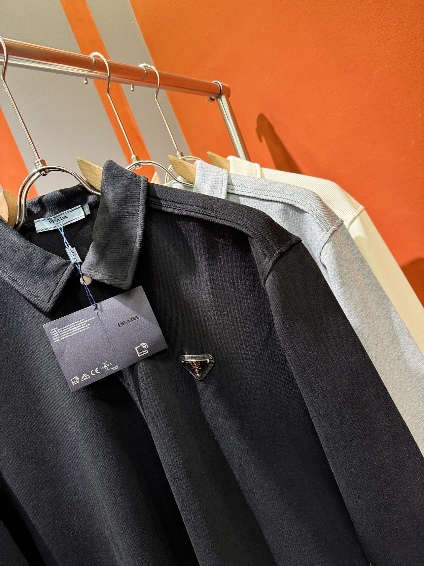 PRADA 普拉达 2025ss秋季新品 长袖卫衣，经典Logo设计，百搭款 官网同步发售 定制面料，柔