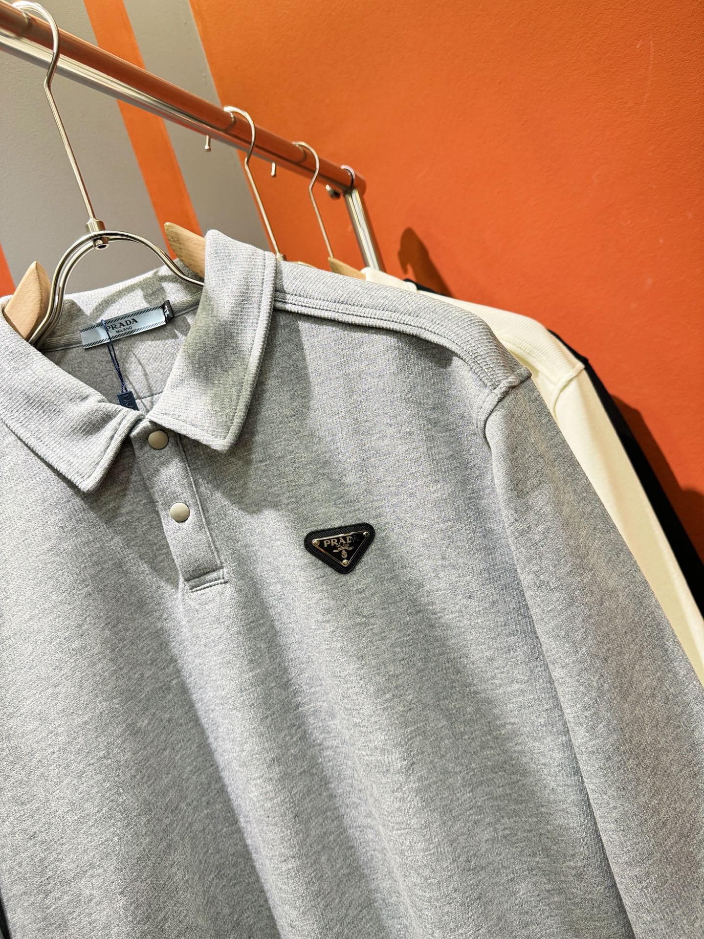 PRADA 普拉达 2025ss秋季新品 长袖卫衣，经典Logo设计，百搭款 官网同步发售 定制面料，柔