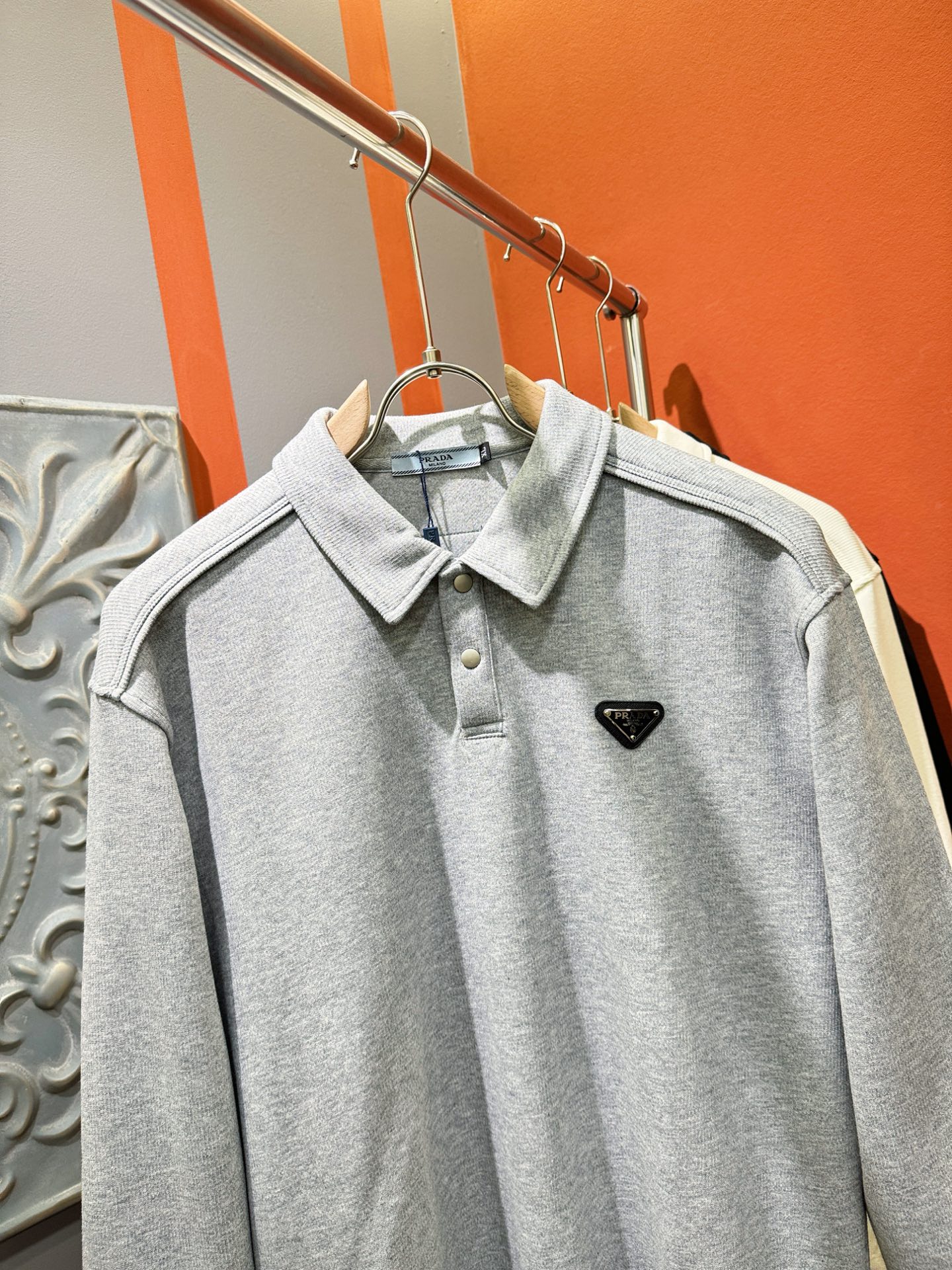 PRADA 普拉达 2025ss秋季新品 长袖卫衣，经典Logo设计，百搭款 官网同步发售 定制面料，柔