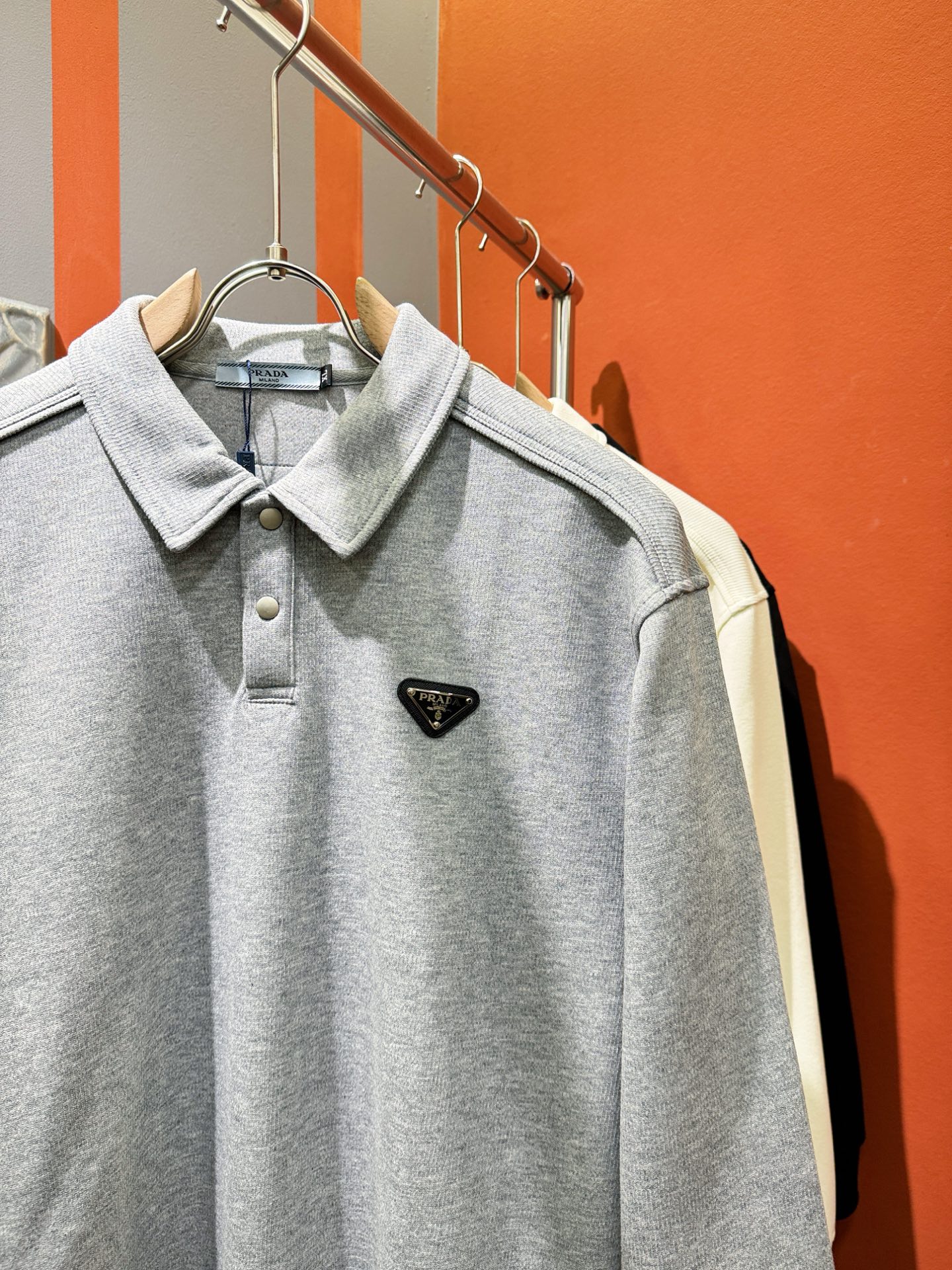 PRADA 普拉达 2025ss秋季新品 长袖卫衣，经典Logo设计，百搭款 官网同步发售 定制面料，柔