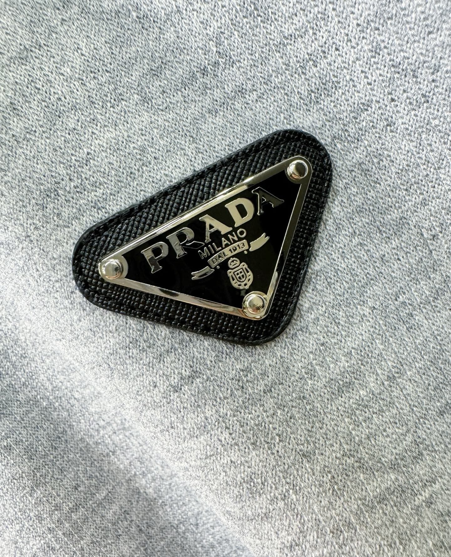 PRADA 普拉达 2025ss秋季新品 长袖卫衣，经典Logo设计，百搭款 官网同步发售 定制面料，柔
