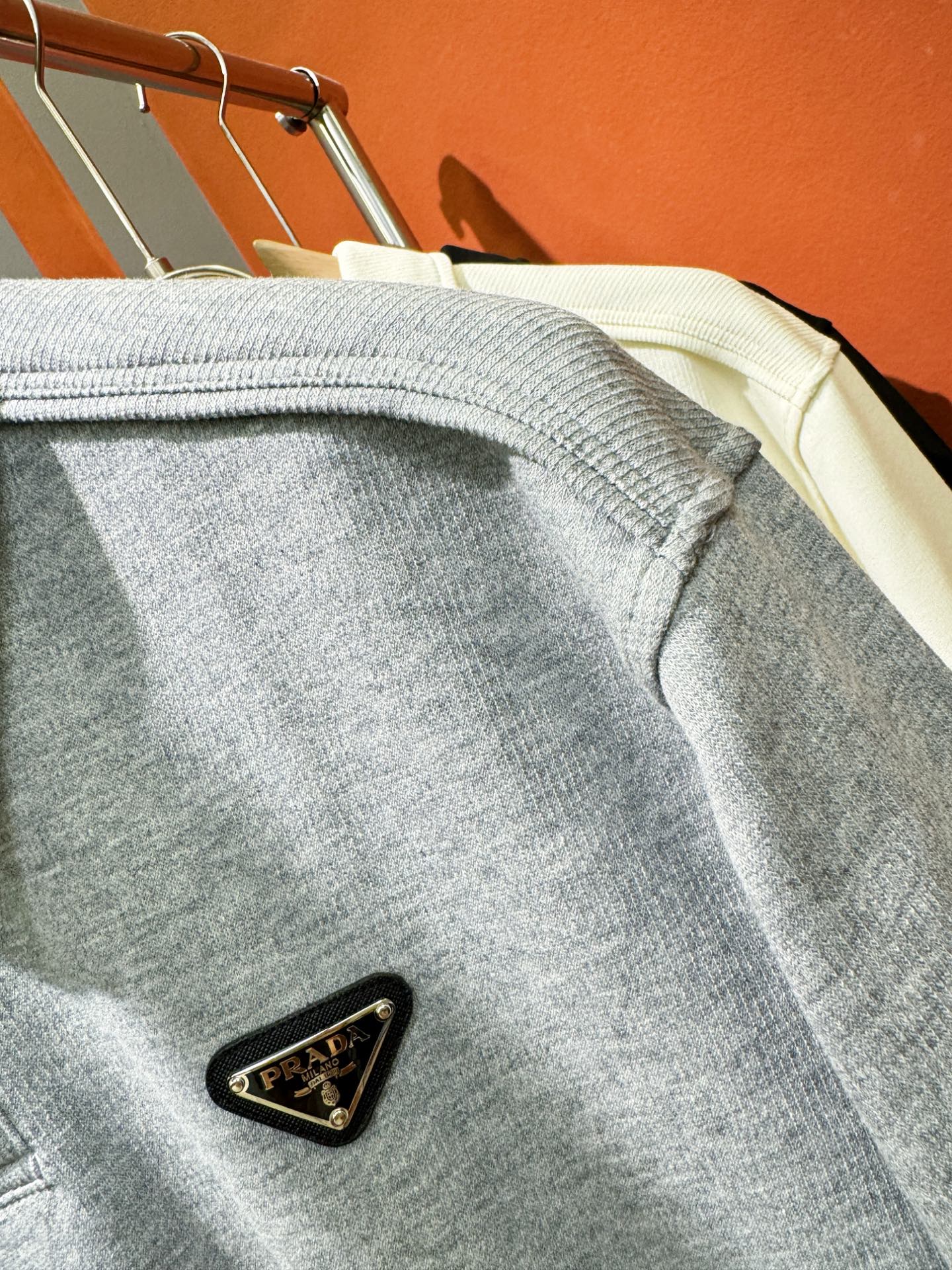 PRADA 普拉达 2025ss秋季新品 长袖卫衣，经典Logo设计，百搭款 官网同步发售 定制面料，柔