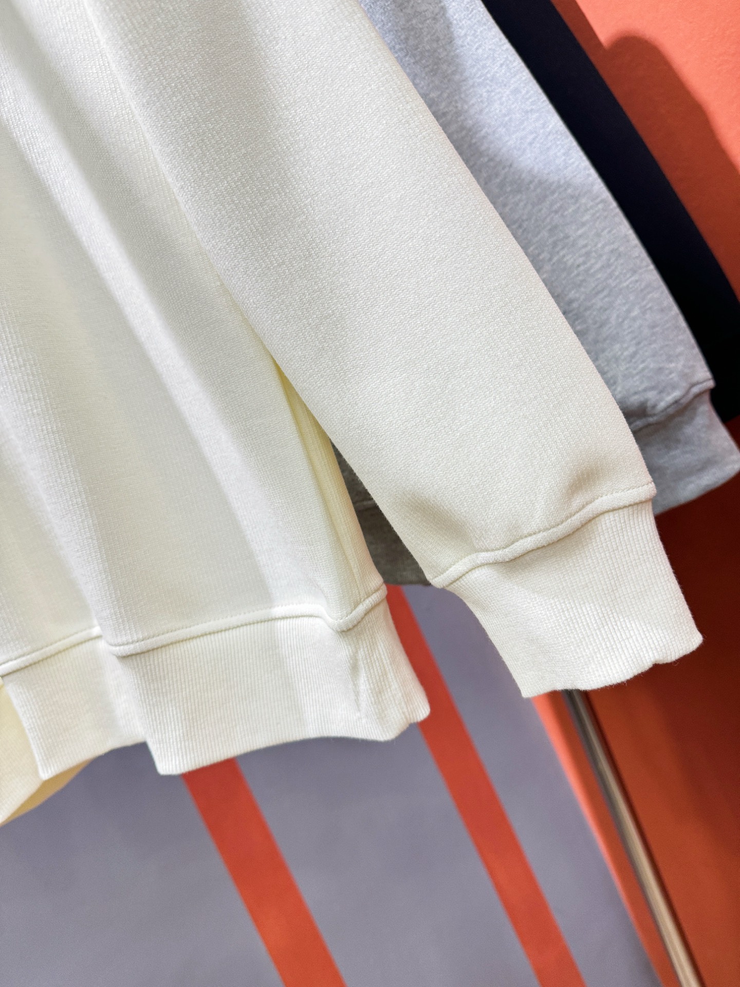 PRADA 普拉达 2025ss秋季新品 长袖卫衣，经典Logo设计，百搭款 官网同步发售 定制面料，柔