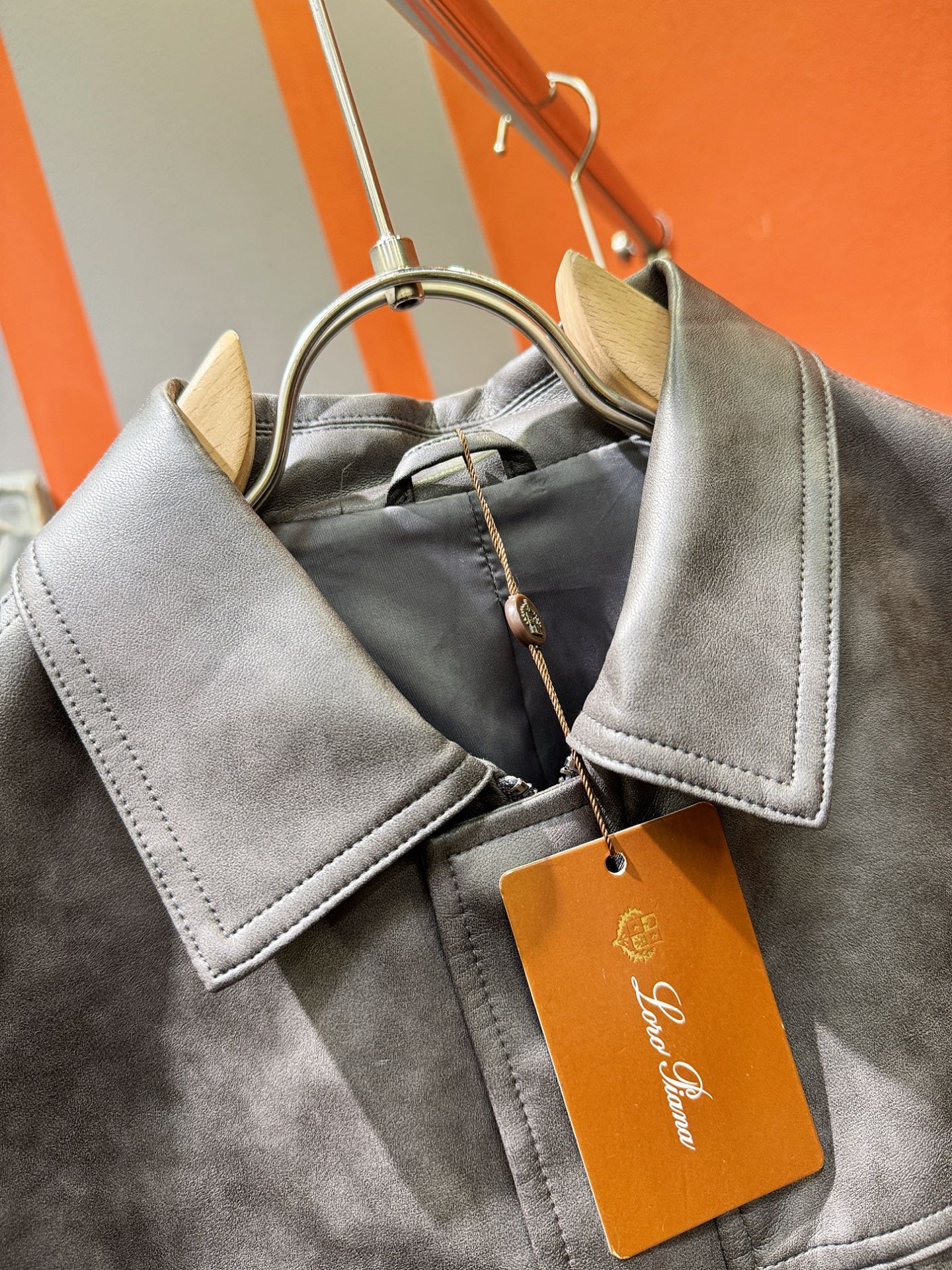 Loro Piana诺悠翩雅 2025走秀款皮衣外套，料选蛋白皮面料，蛋白皮是一种加入蚕丝人造皮。透气，