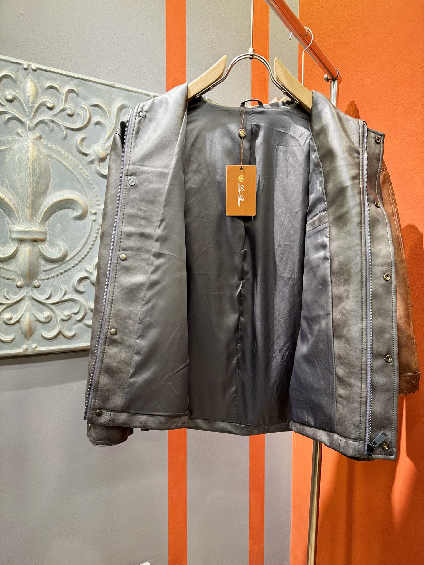 Loro Piana诺悠翩雅 2025走秀款皮衣外套，料选蛋白皮面料，蛋白皮是一种加入蚕丝人造皮。透气，