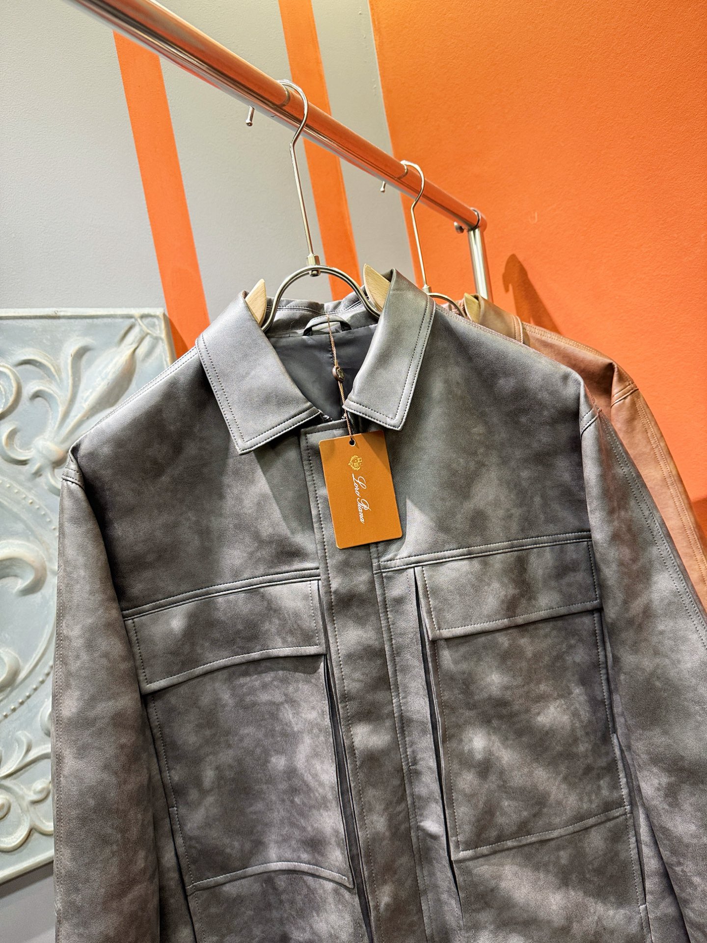 Loro Piana诺悠翩雅 2025走秀款皮衣外套，料选蛋白皮面料，蛋白皮是一种加入蚕丝人造皮。透气，