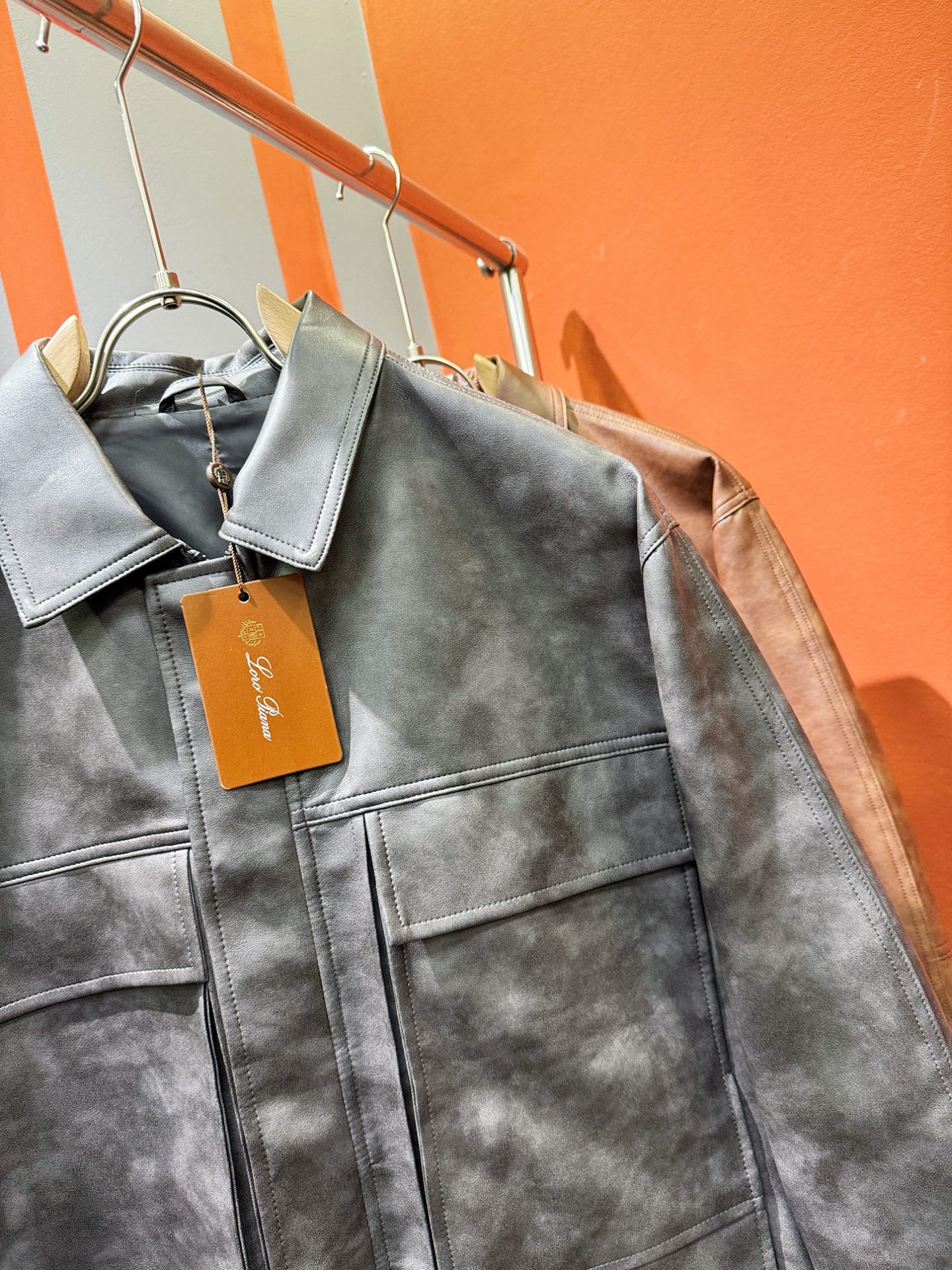 Loro Piana诺悠翩雅 2025走秀款皮衣外套，料选蛋白皮面料，蛋白皮是一种加入蚕丝人造皮。透气，