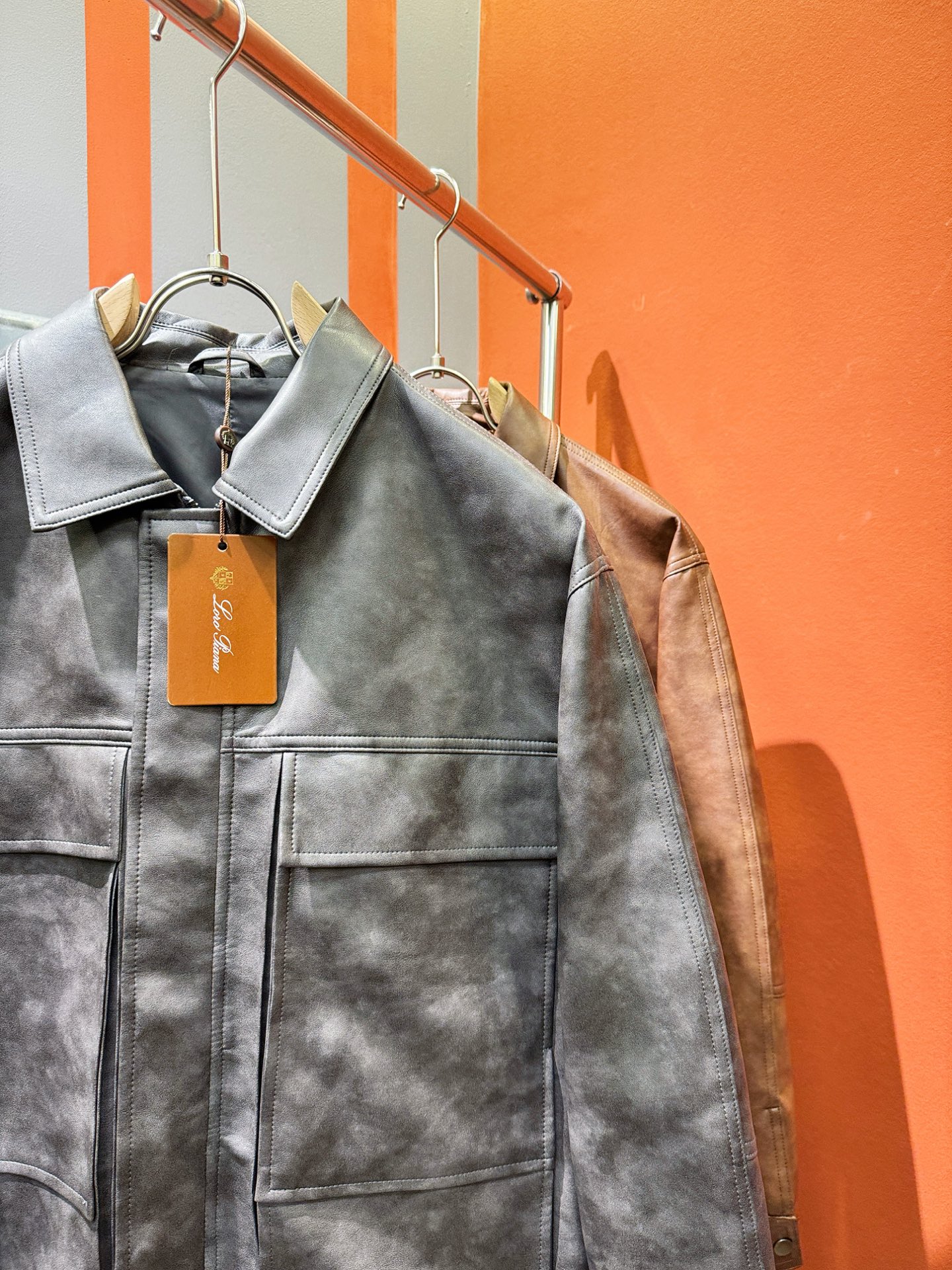 Loro Piana诺悠翩雅 2025走秀款皮衣外套，料选蛋白皮面料，蛋白皮是一种加入蚕丝人造皮。透气，