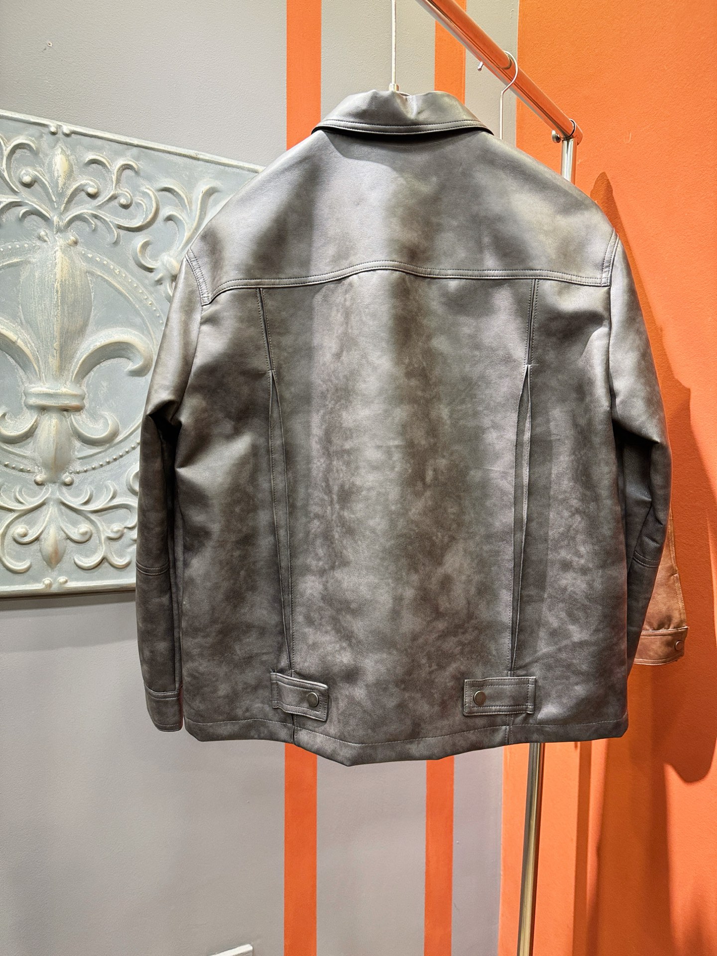 Loro Piana诺悠翩雅 2025走秀款皮衣外套，料选蛋白皮面料，蛋白皮是一种加入蚕丝人造皮。透气，