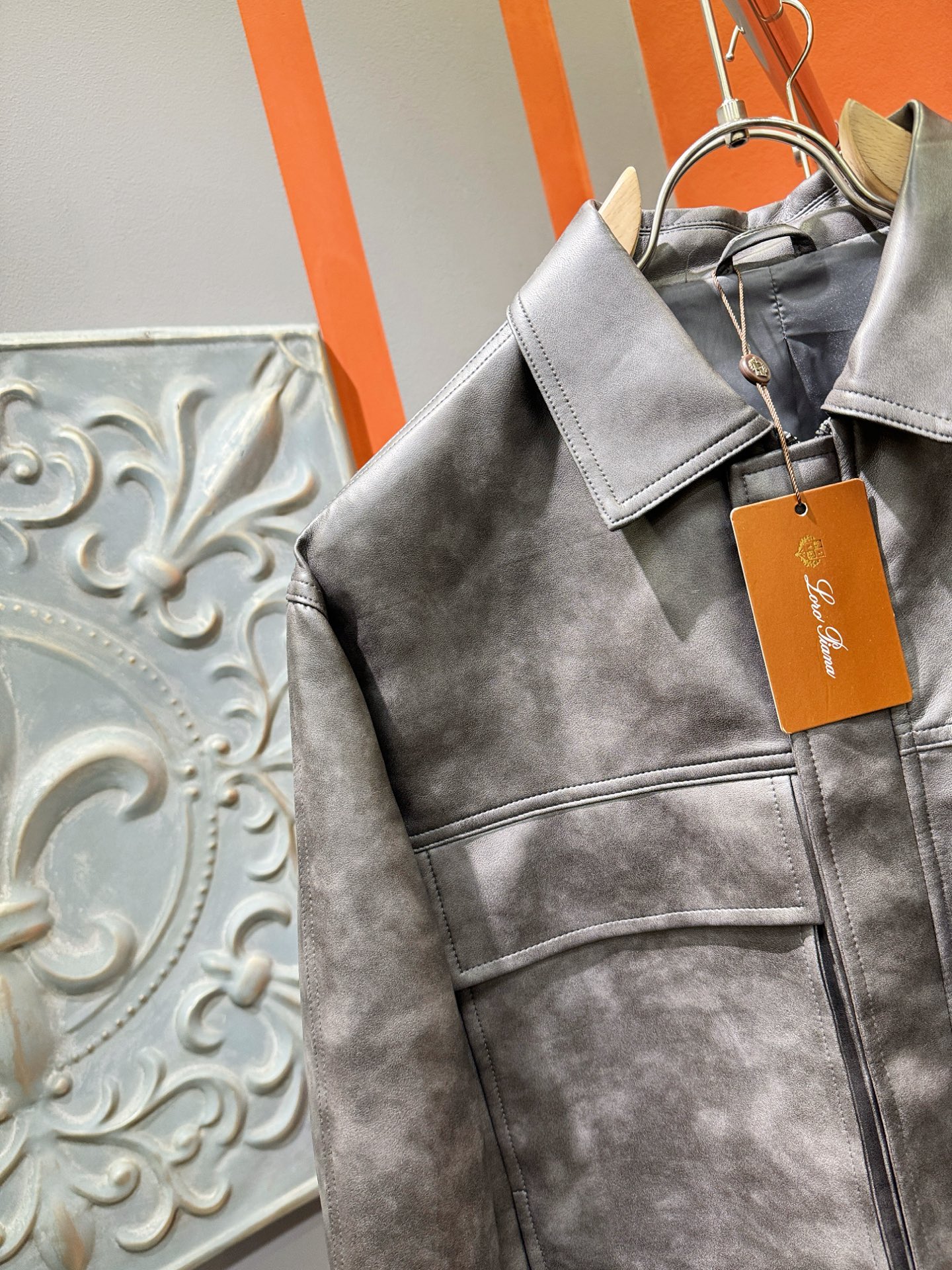 Loro Piana诺悠翩雅 2025走秀款皮衣外套，料选蛋白皮面料，蛋白皮是一种加入蚕丝人造皮。透气，