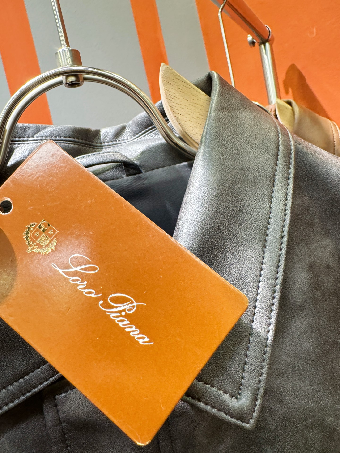 Loro Piana诺悠翩雅 2025走秀款皮衣外套，料选蛋白皮面料，蛋白皮是一种加入蚕丝人造皮。透气，