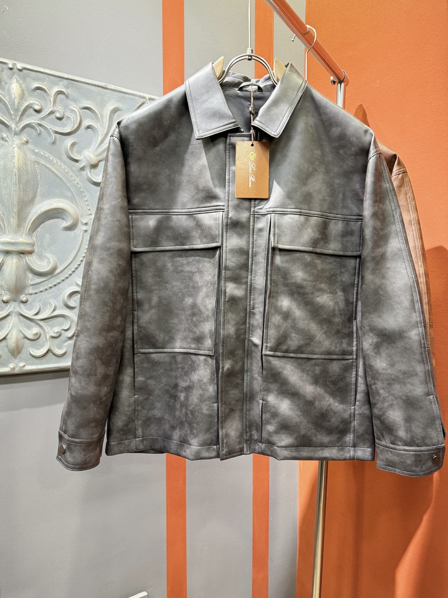 Loro Piana诺悠翩雅 2025走秀款皮衣外套，料选蛋白皮面料，蛋白皮是一种加入蚕丝人造皮。透气，