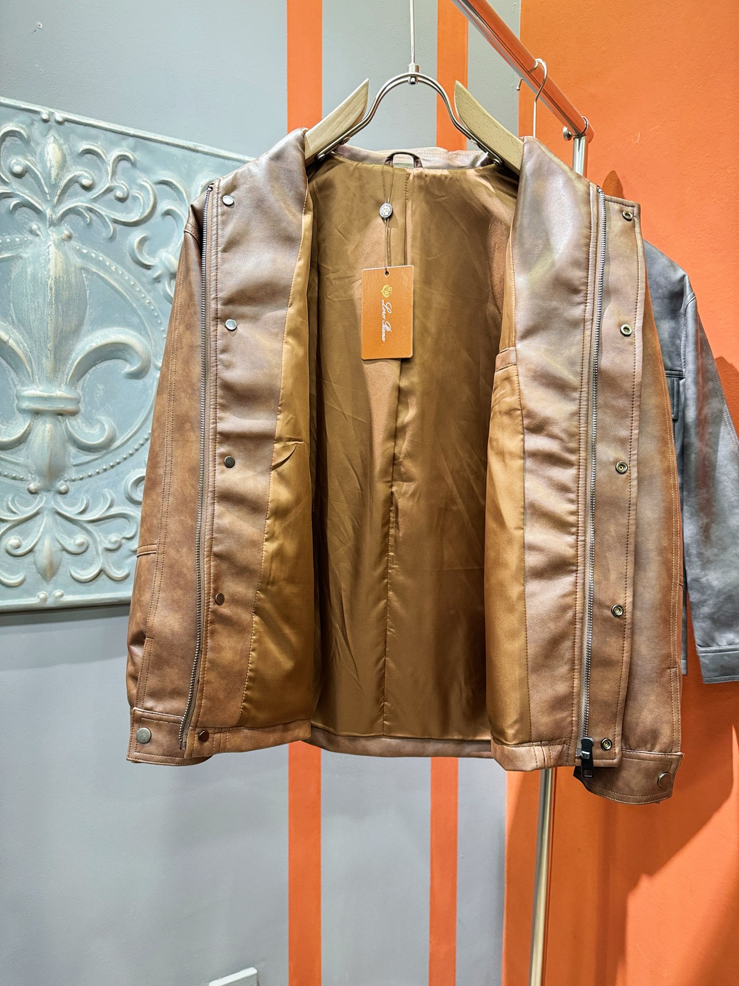 Loro Piana诺悠翩雅 2025走秀款皮衣外套，料选蛋白皮面料，蛋白皮是一种加入蚕丝人造皮。透气，