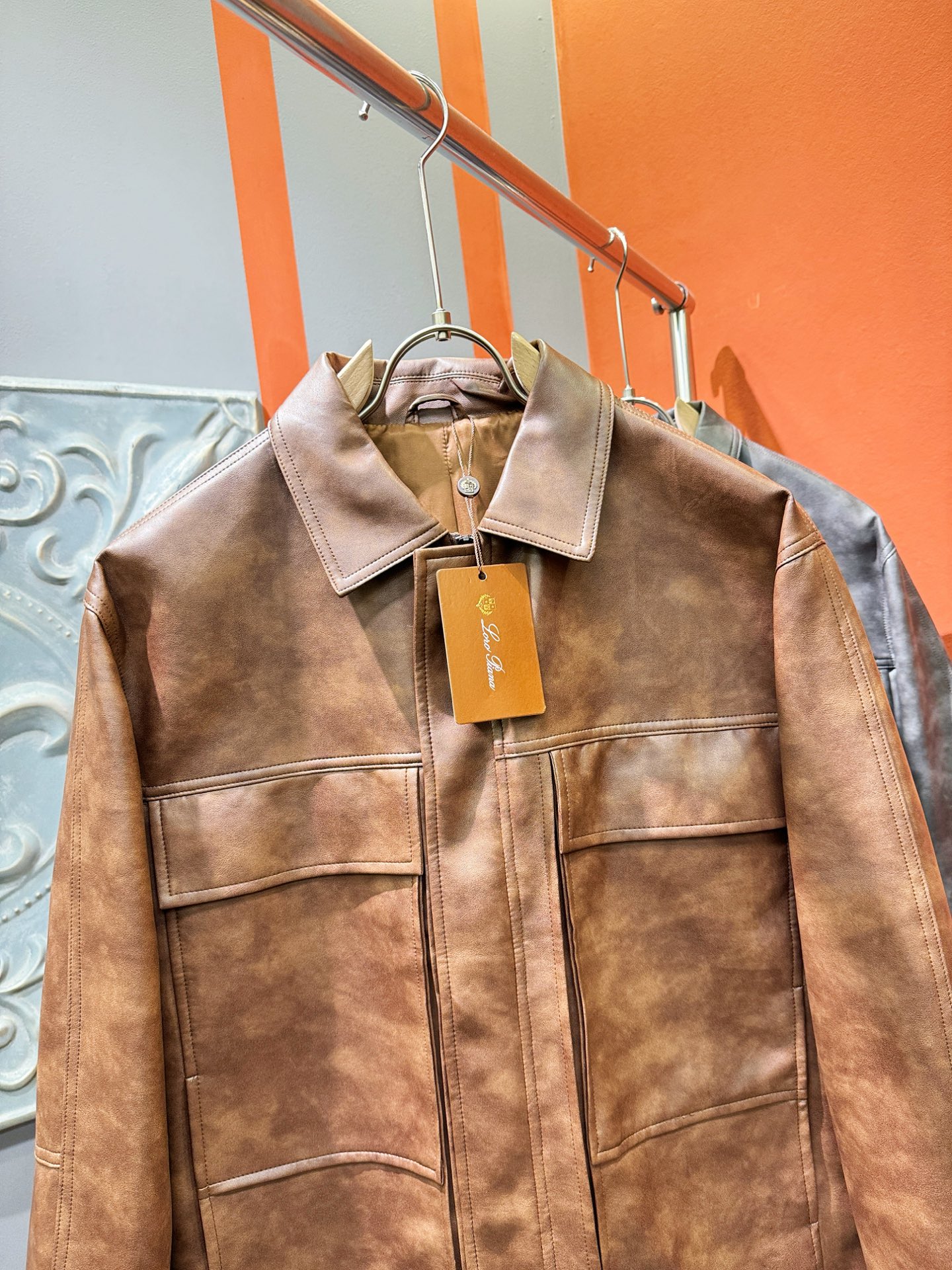 Loro Piana诺悠翩雅 2025走秀款皮衣外套，料选蛋白皮面料，蛋白皮是一种加入蚕丝人造皮。透气，