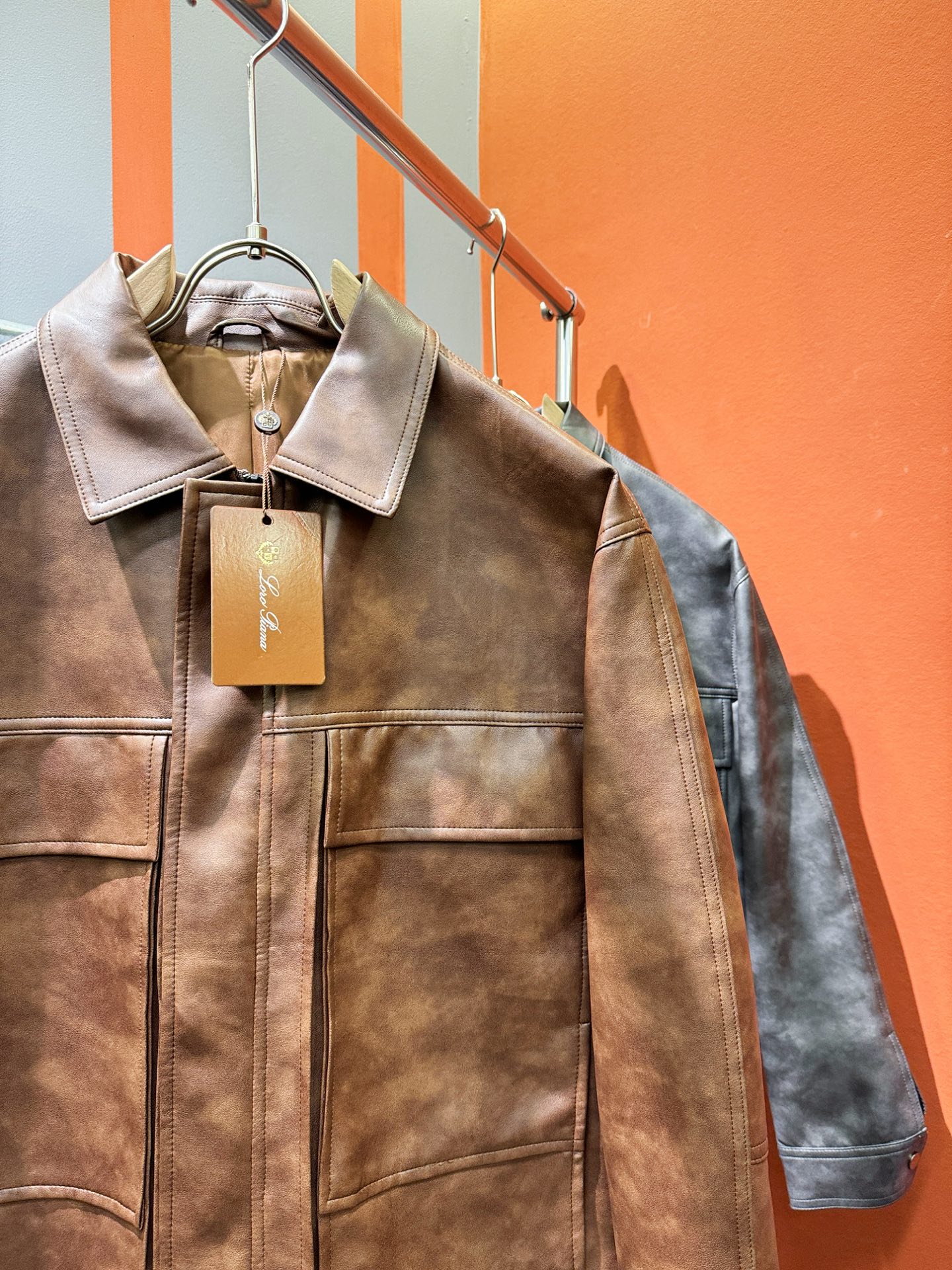 Loro Piana诺悠翩雅 2025走秀款皮衣外套，料选蛋白皮面料，蛋白皮是一种加入蚕丝人造皮。透气，