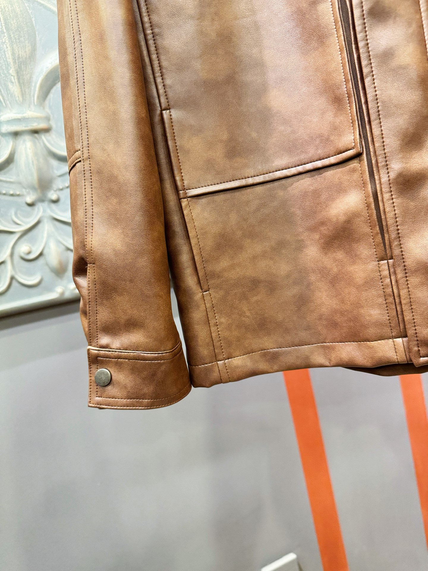 Loro Piana诺悠翩雅 2025走秀款皮衣外套，料选蛋白皮面料，蛋白皮是一种加入蚕丝人造皮。透气，