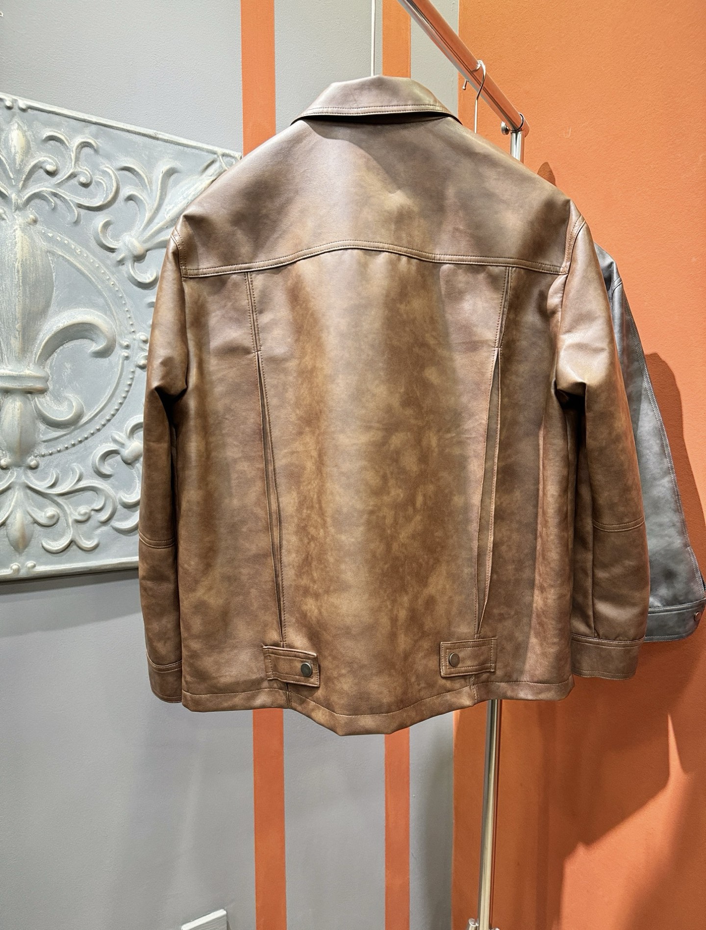 Loro Piana诺悠翩雅 2025走秀款皮衣外套，料选蛋白皮面料，蛋白皮是一种加入蚕丝人造皮。透气，