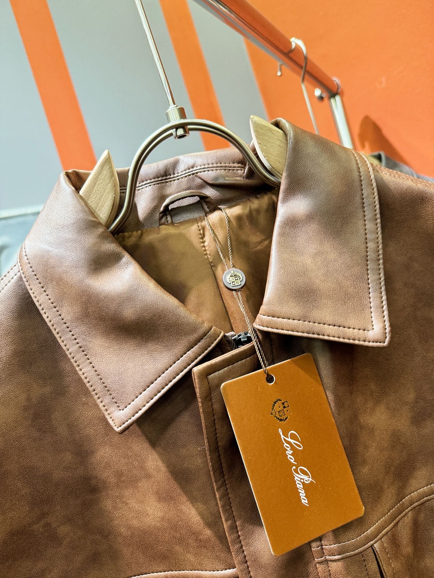 Loro Piana诺悠翩雅 2025走秀款皮衣外套，料选蛋白皮面料，蛋白皮是一种加入蚕丝人造皮。透气，