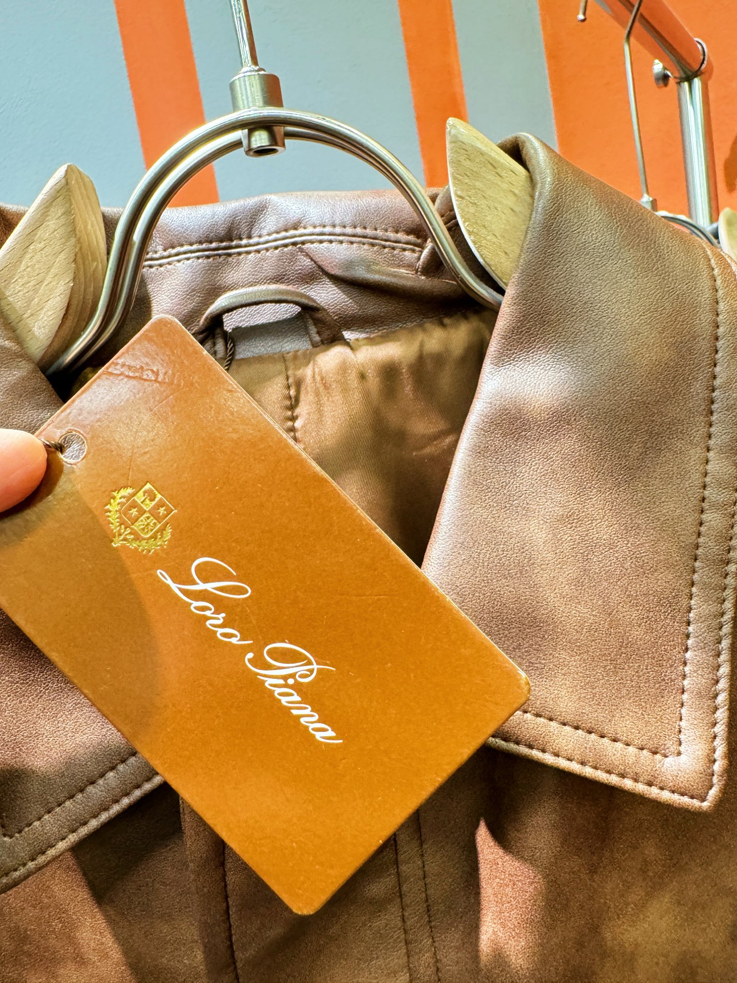 Loro Piana诺悠翩雅 2025走秀款皮衣外套，料选蛋白皮面料，蛋白皮是一种加入蚕丝人造皮。透气，