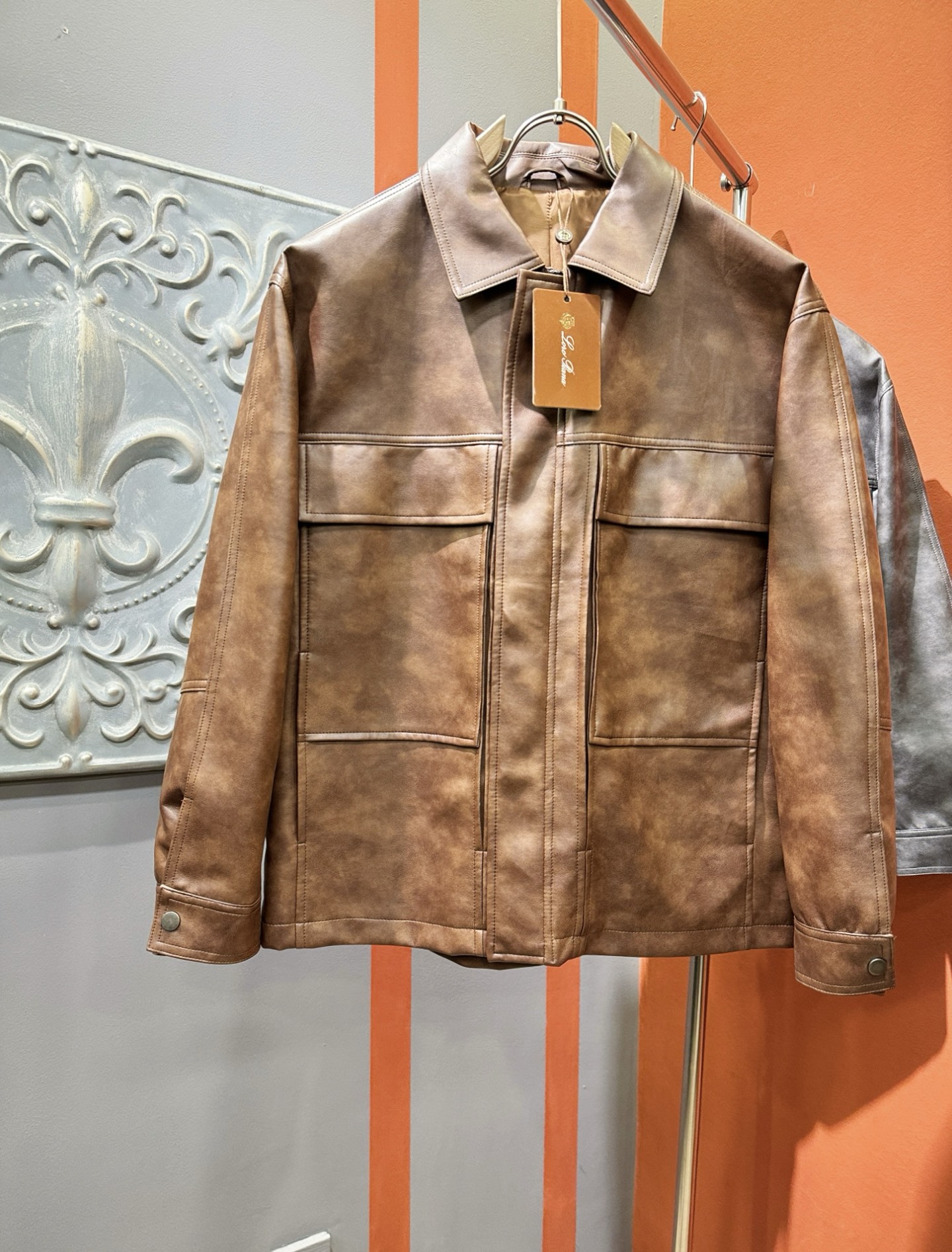 Loro Piana诺悠翩雅 2025走秀款皮衣外套，料选蛋白皮面料，蛋白皮是一种加入蚕丝人造皮。透气，