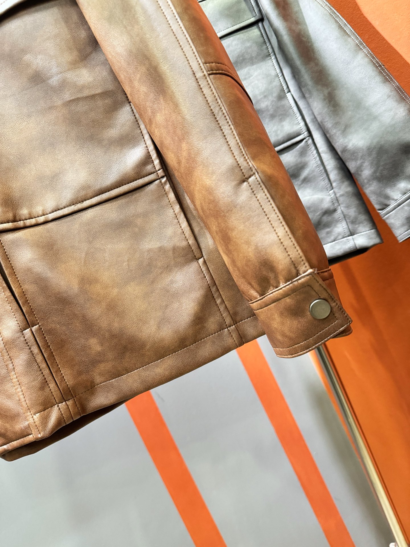 Loro Piana诺悠翩雅 2025走秀款皮衣外套，料选蛋白皮面料，蛋白皮是一种加入蚕丝人造皮。透气，