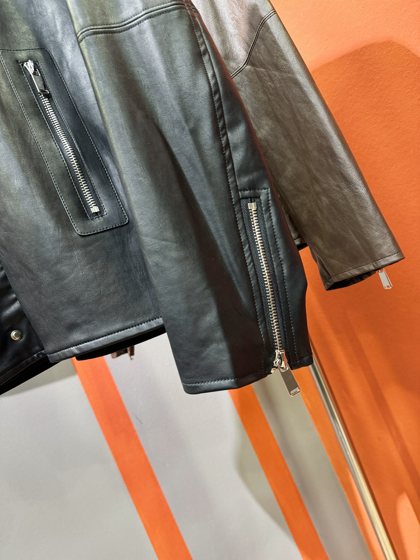 LV路易威登 2025走秀款皮衣外套，料选蛋白皮面料，蛋白皮是一种加入蚕丝人造皮。透气，吸湿，质地柔软，