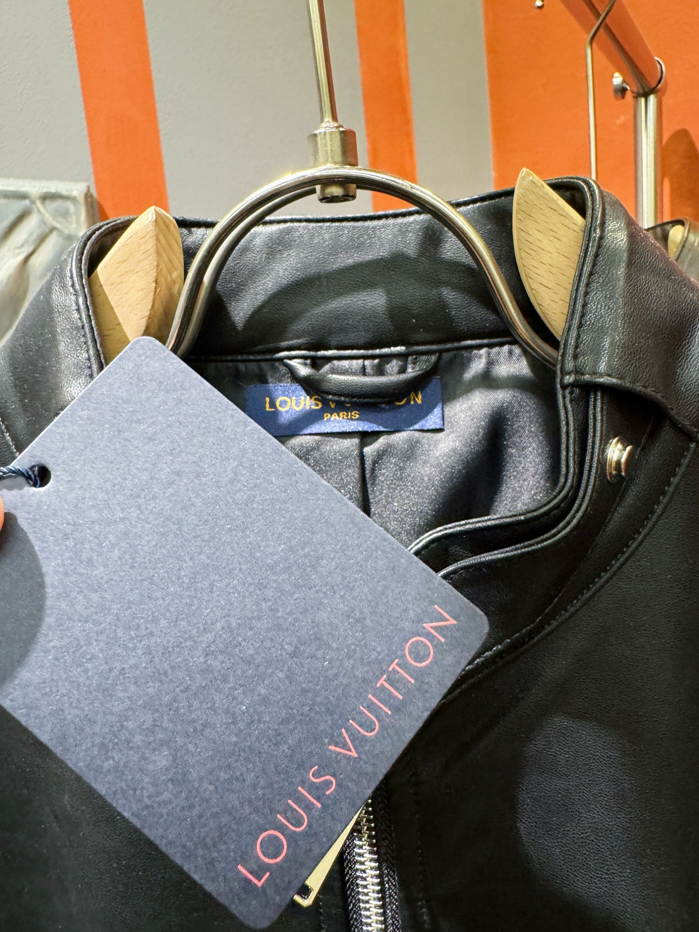 LV路易威登 2025走秀款皮衣外套，料选蛋白皮面料，蛋白皮是一种加入蚕丝人造皮。透气，吸湿，质地柔软，