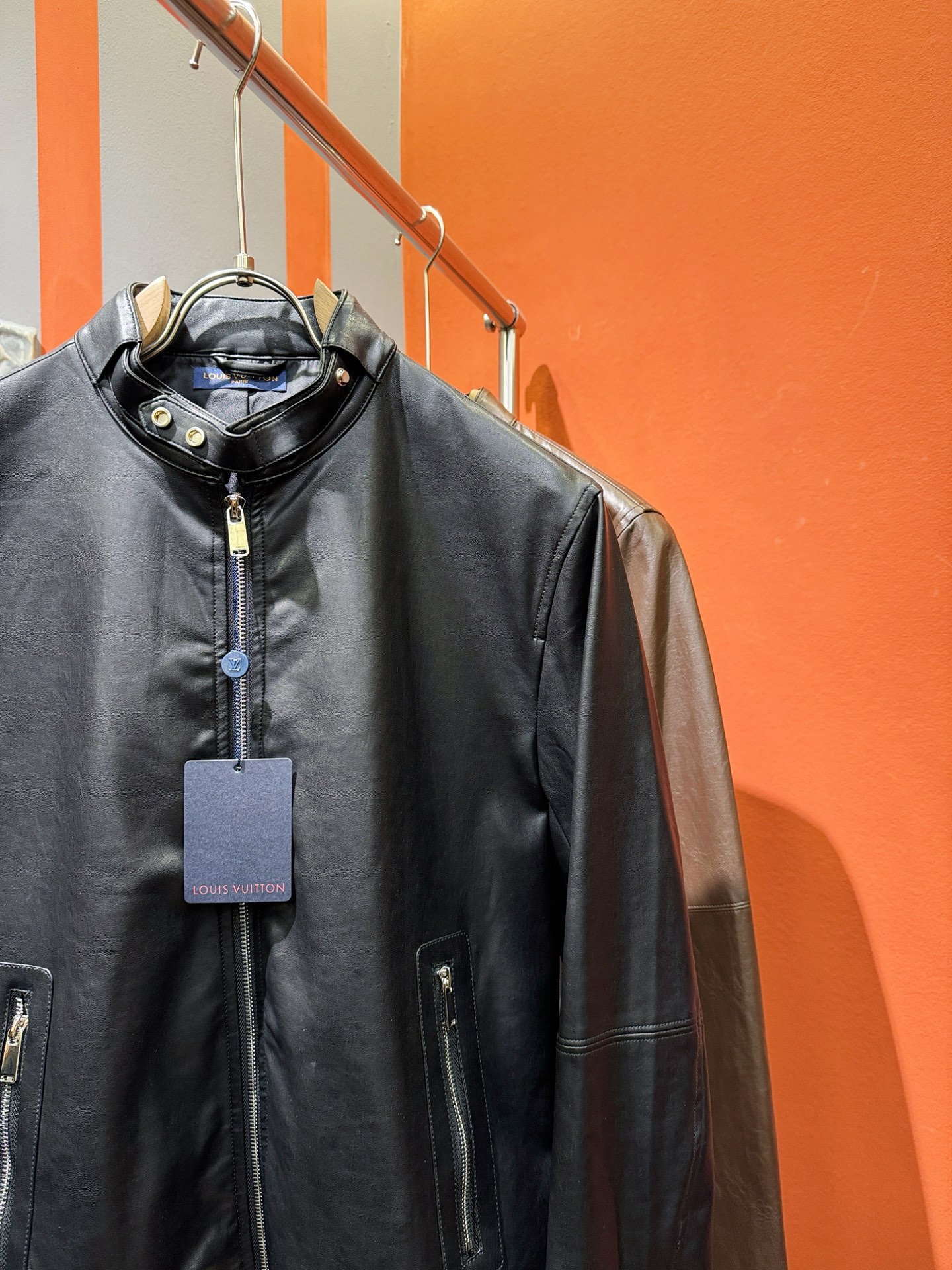 LV路易威登 2025走秀款皮衣外套，料选蛋白皮面料，蛋白皮是一种加入蚕丝人造皮。透气，吸湿，质地柔软，