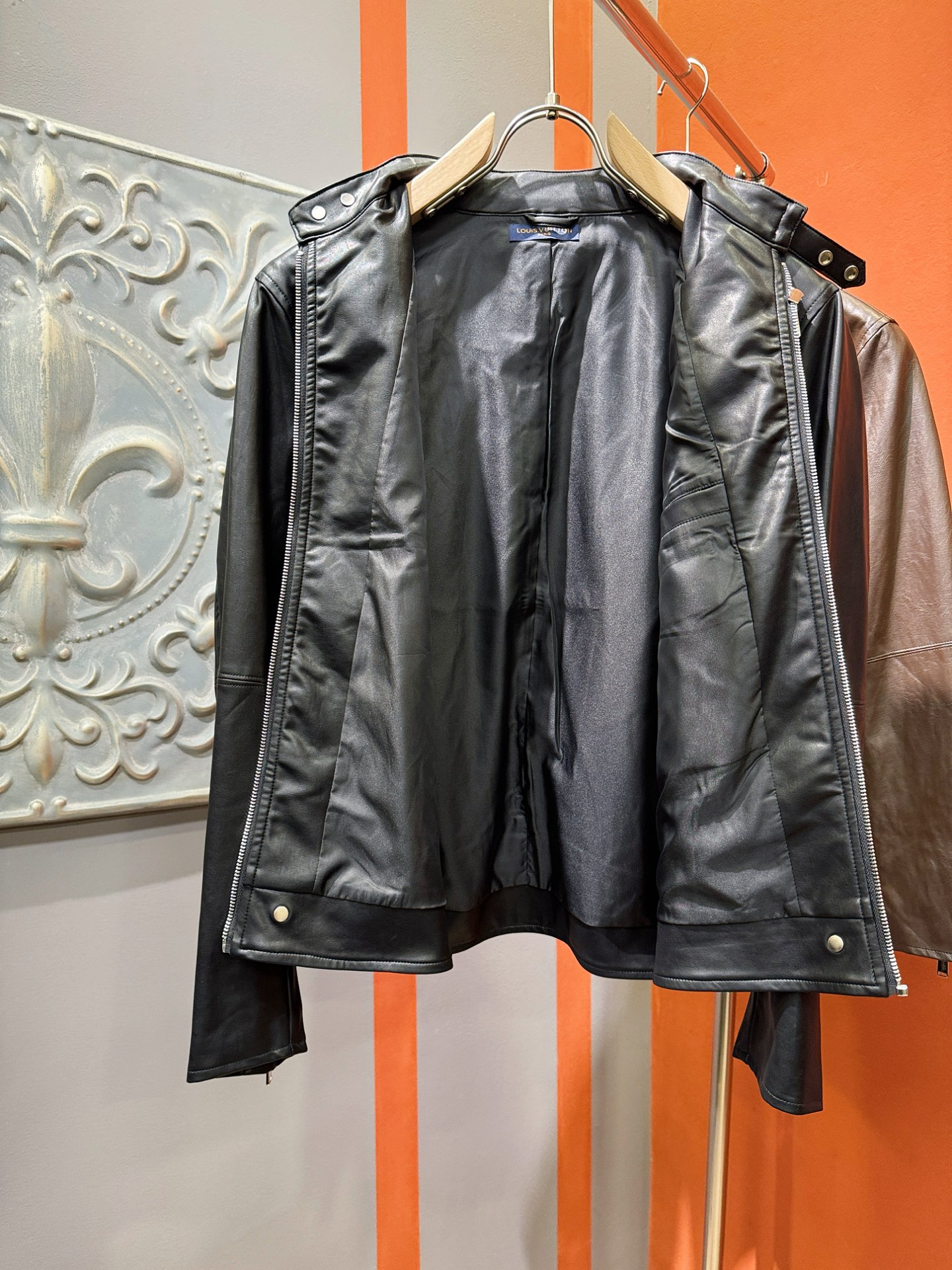 LV路易威登 2025走秀款皮衣外套，料选蛋白皮面料，蛋白皮是一种加入蚕丝人造皮。透气，吸湿，质地柔软，