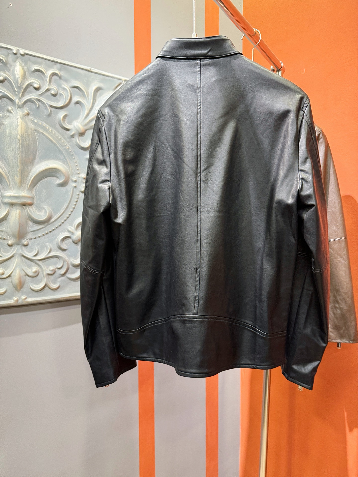 LV路易威登 2025走秀款皮衣外套，料选蛋白皮面料，蛋白皮是一种加入蚕丝人造皮。透气，吸湿，质地柔软，