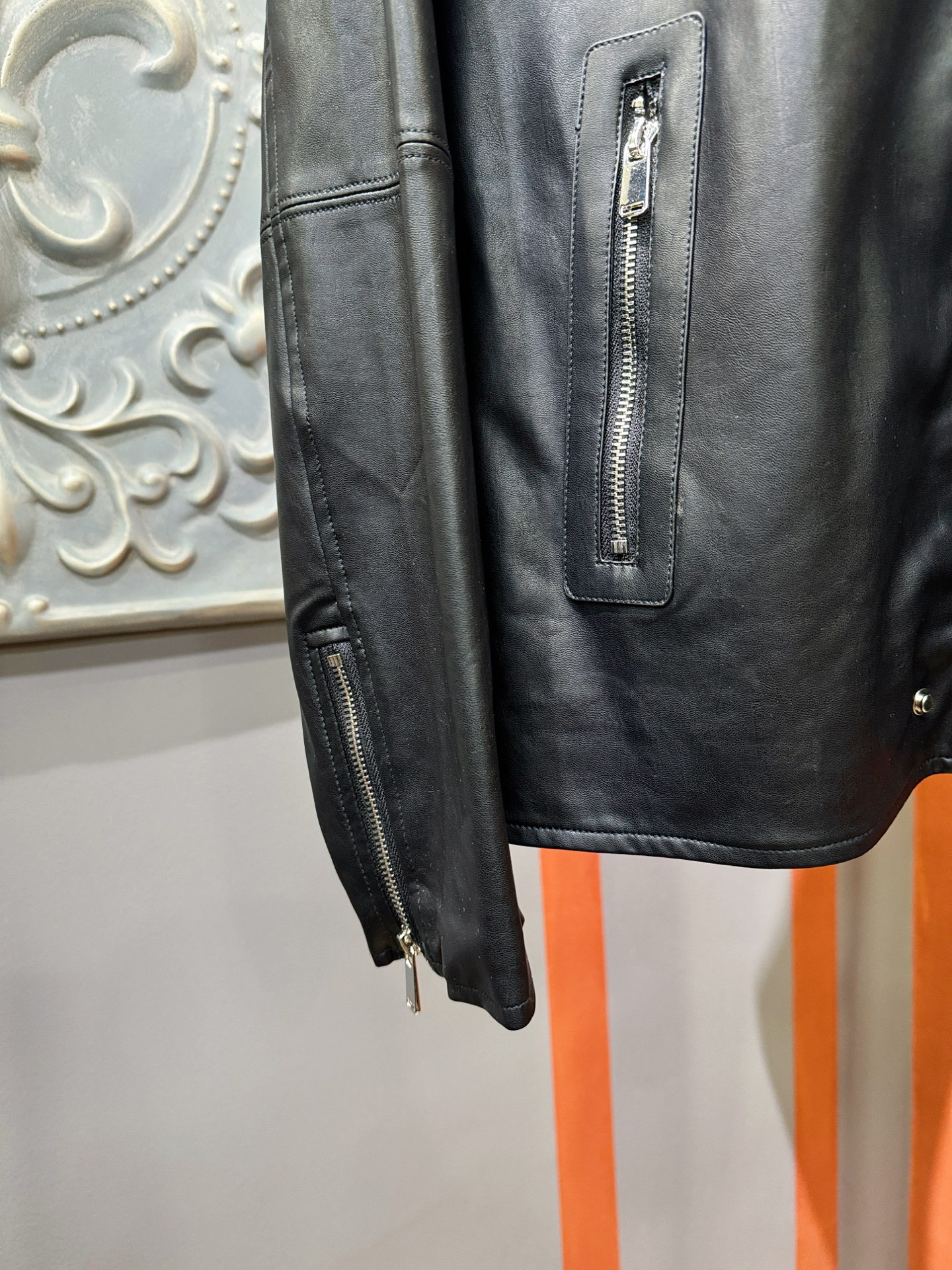 LV路易威登 2025走秀款皮衣外套，料选蛋白皮面料，蛋白皮是一种加入蚕丝人造皮。透气，吸湿，质地柔软，