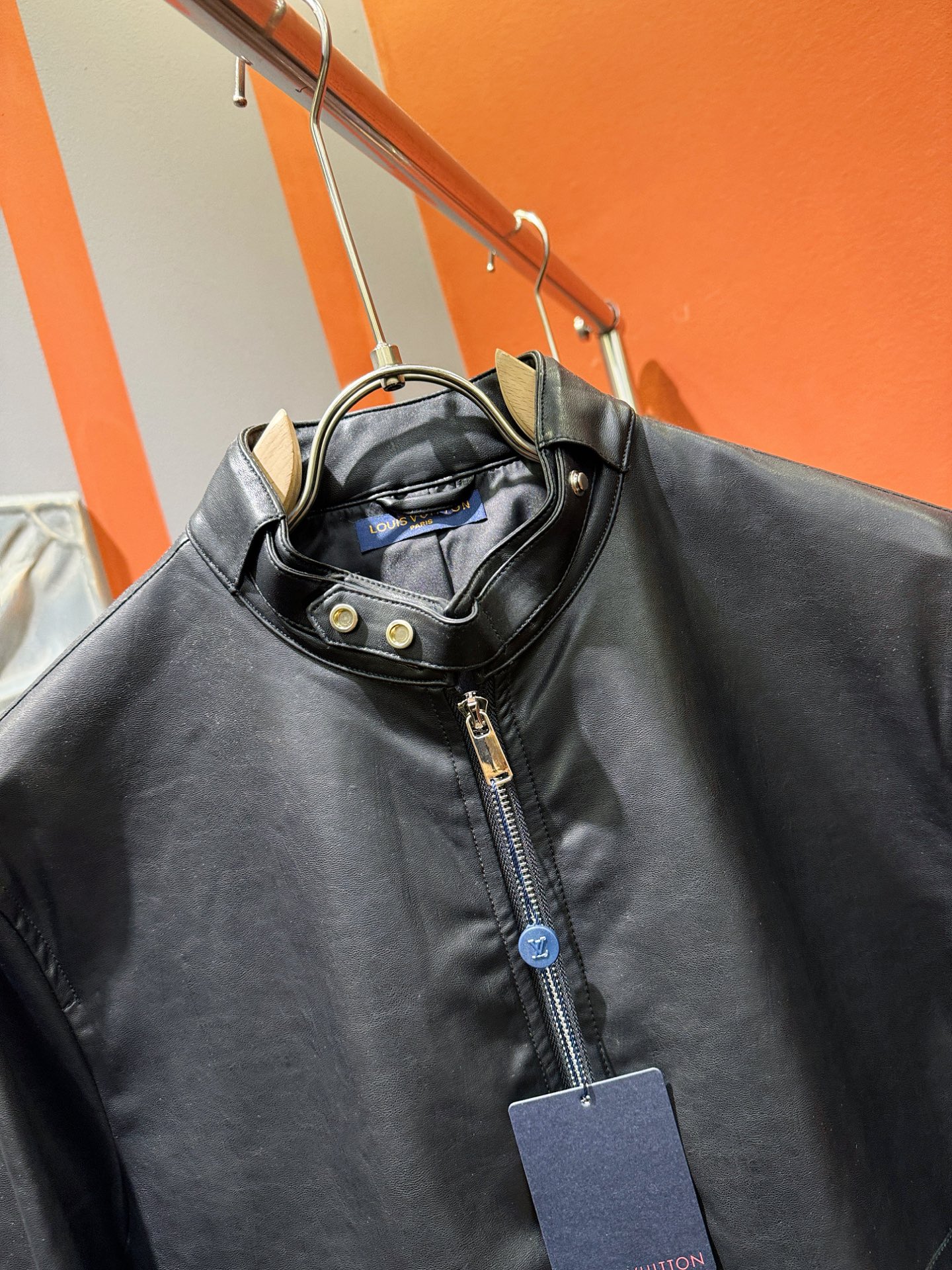 LV路易威登 2025走秀款皮衣外套，料选蛋白皮面料，蛋白皮是一种加入蚕丝人造皮。透气，吸湿，质地柔软，