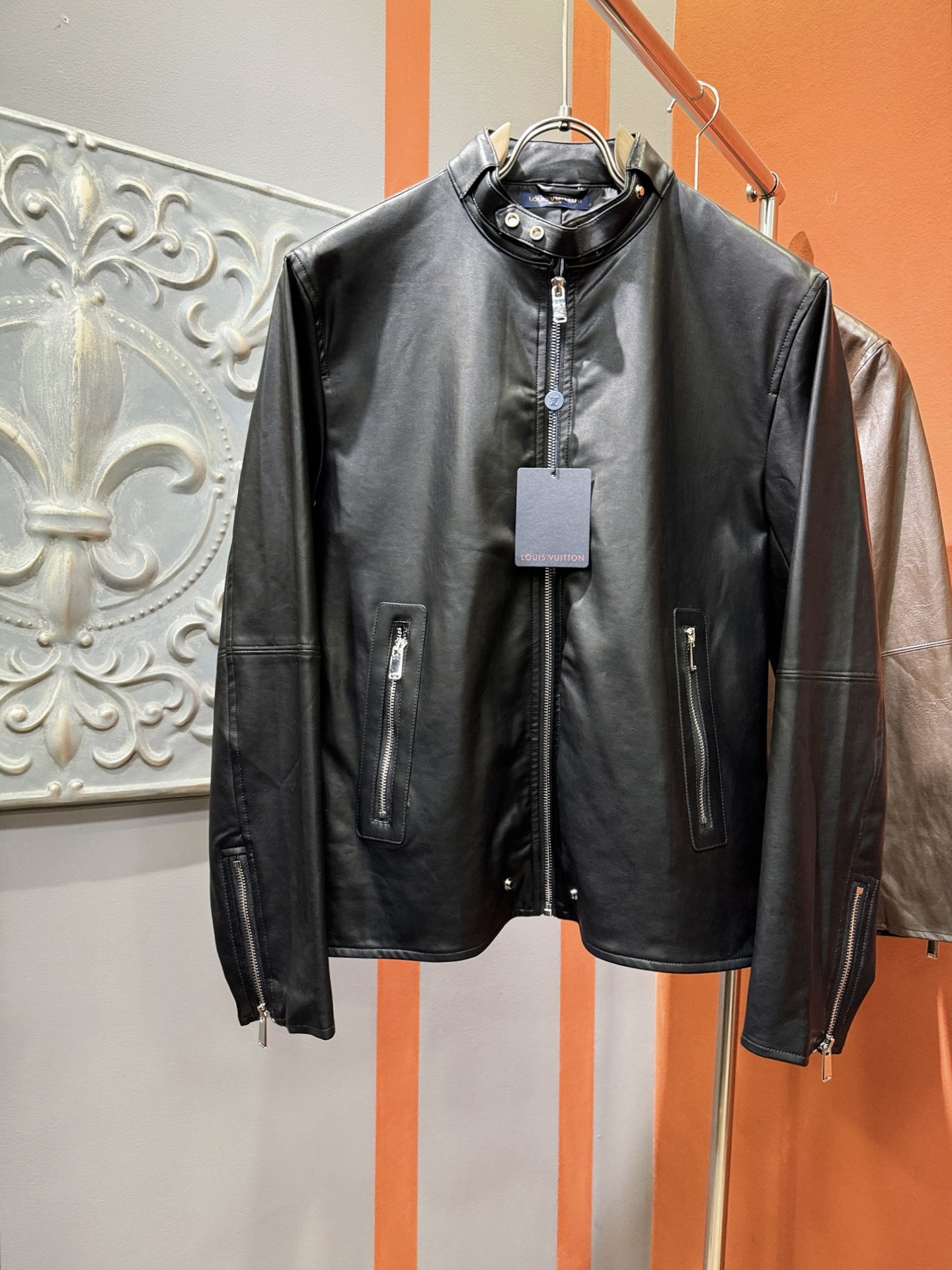 LV路易威登 2025走秀款皮衣外套，料选蛋白皮面料，蛋白皮是一种加入蚕丝人造皮。透气，吸湿，质地柔软，