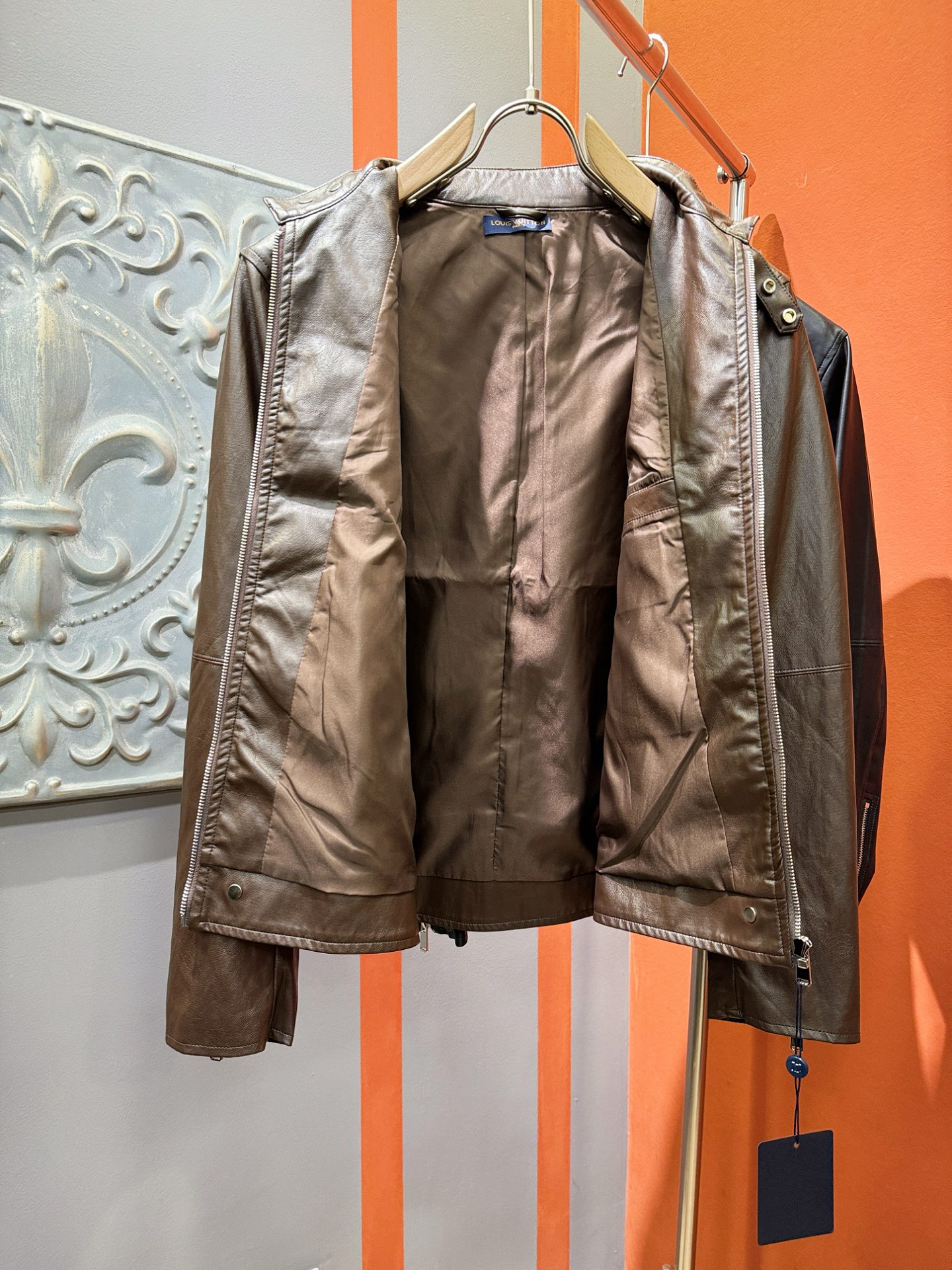 LV路易威登 2025走秀款皮衣外套，料选蛋白皮面料，蛋白皮是一种加入蚕丝人造皮。透气，吸湿，质地柔软，