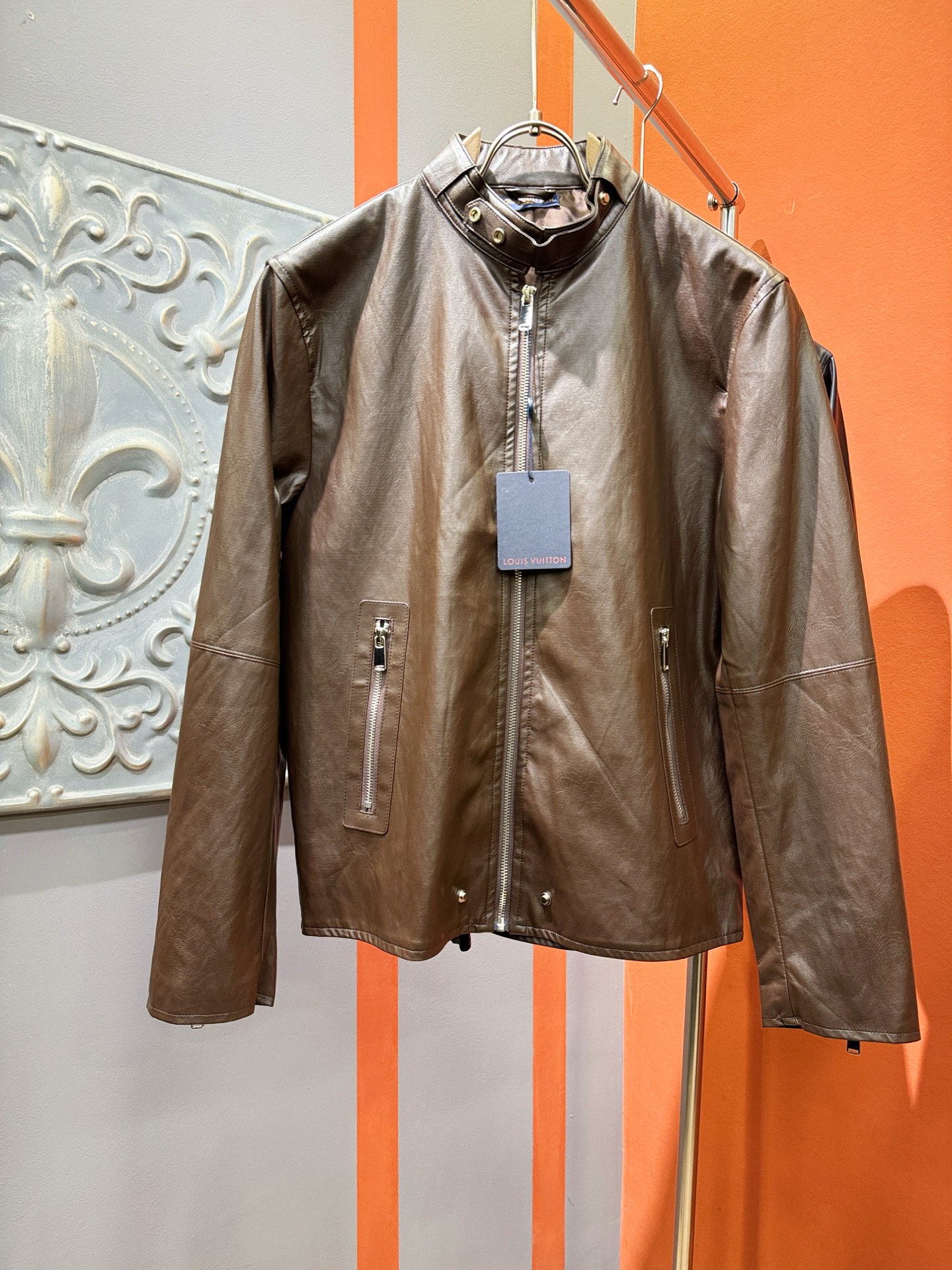 LV路易威登 2025走秀款皮衣外套，料选蛋白皮面料，蛋白皮是一种加入蚕丝人造皮。透气，吸湿，质地柔软，