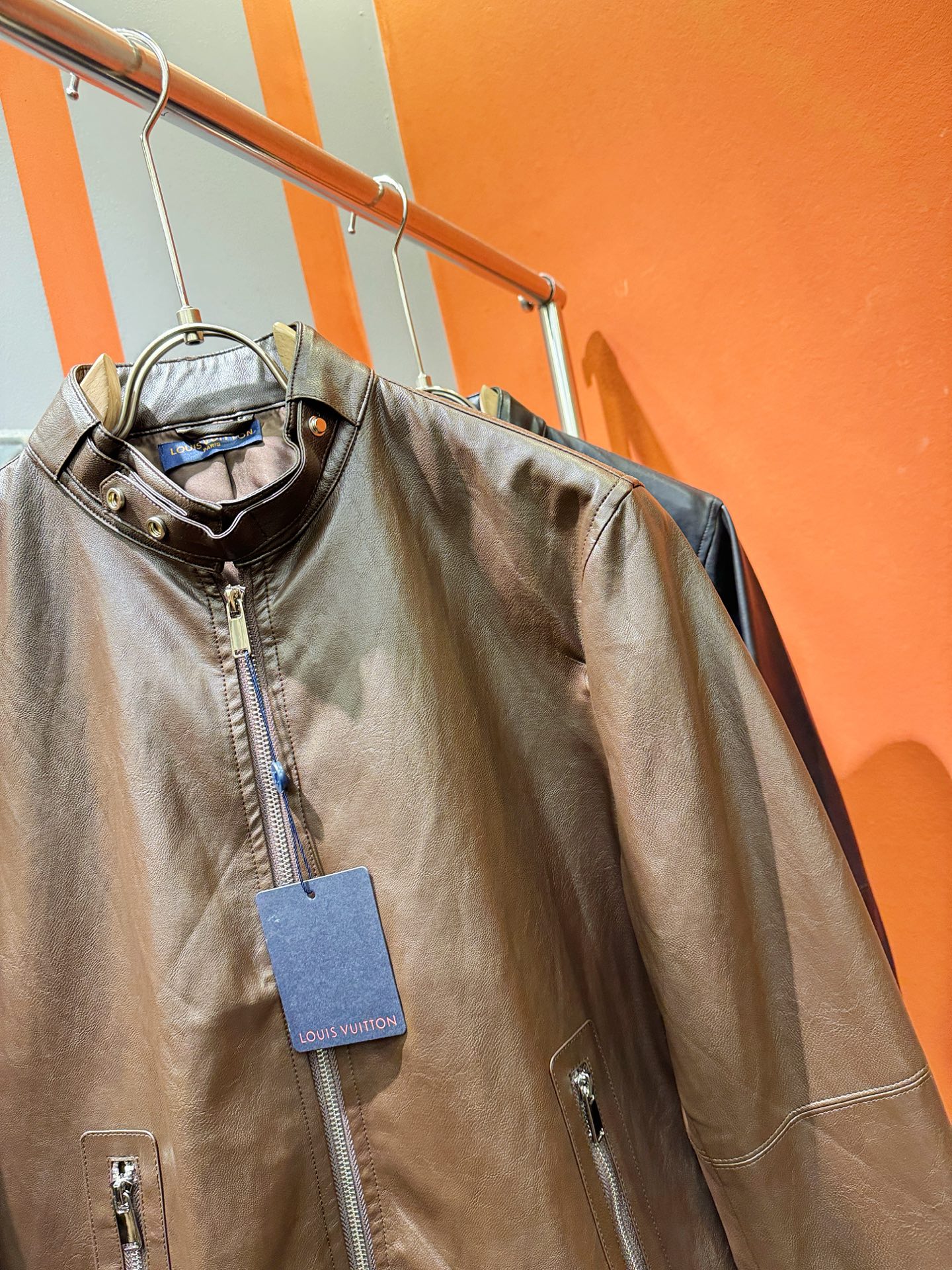 LV路易威登 2025走秀款皮衣外套，料选蛋白皮面料，蛋白皮是一种加入蚕丝人造皮。透气，吸湿，质地柔软，