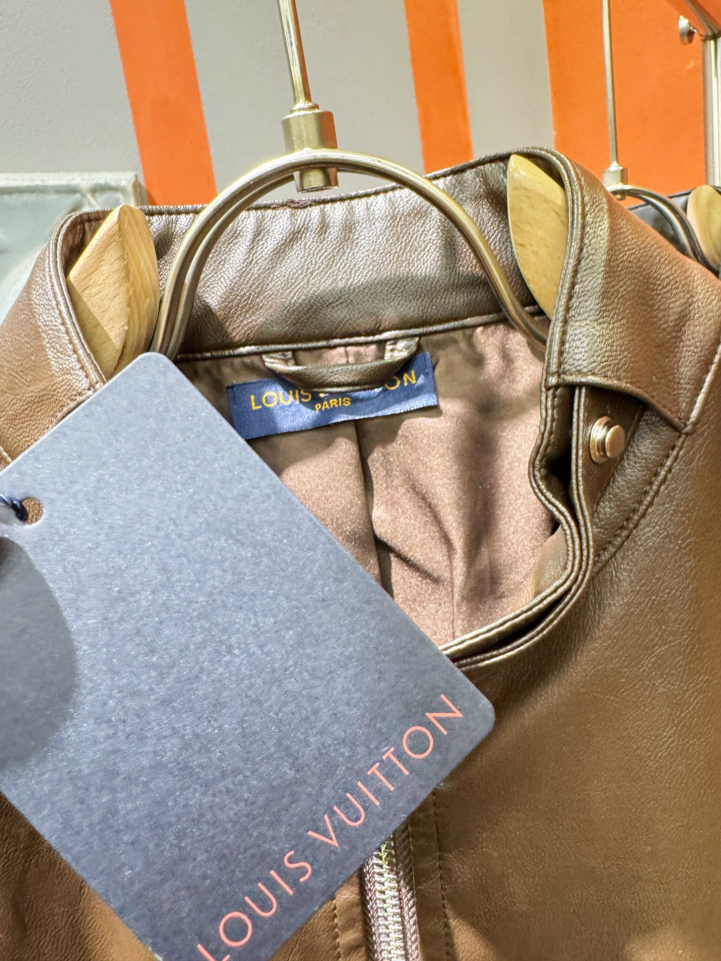 LV路易威登 2025走秀款皮衣外套，料选蛋白皮面料，蛋白皮是一种加入蚕丝人造皮。透气，吸湿，质地柔软，