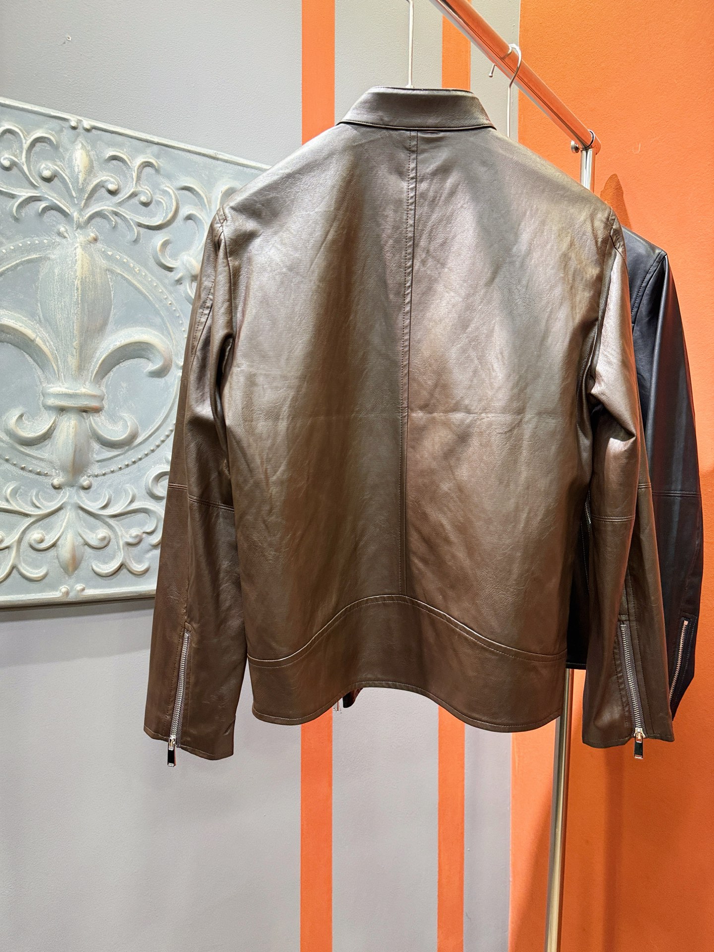 LV路易威登 2025走秀款皮衣外套，料选蛋白皮面料，蛋白皮是一种加入蚕丝人造皮。透气，吸湿，质地柔软，