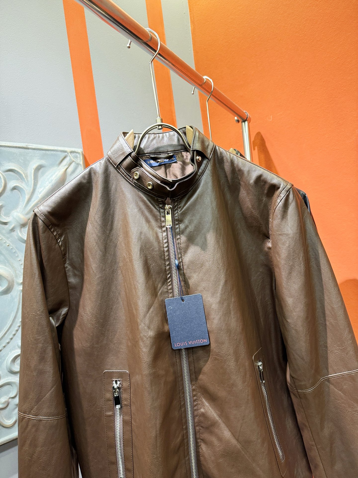 LV路易威登 2025走秀款皮衣外套，料选蛋白皮面料，蛋白皮是一种加入蚕丝人造皮。透气，吸湿，质地柔软，