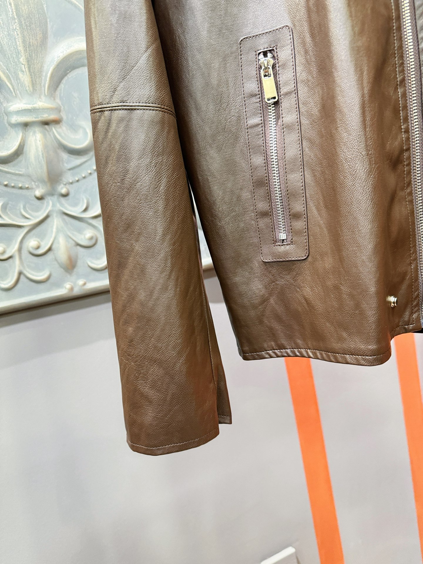 LV路易威登 2025走秀款皮衣外套，料选蛋白皮面料，蛋白皮是一种加入蚕丝人造皮。透气，吸湿，质地柔软，