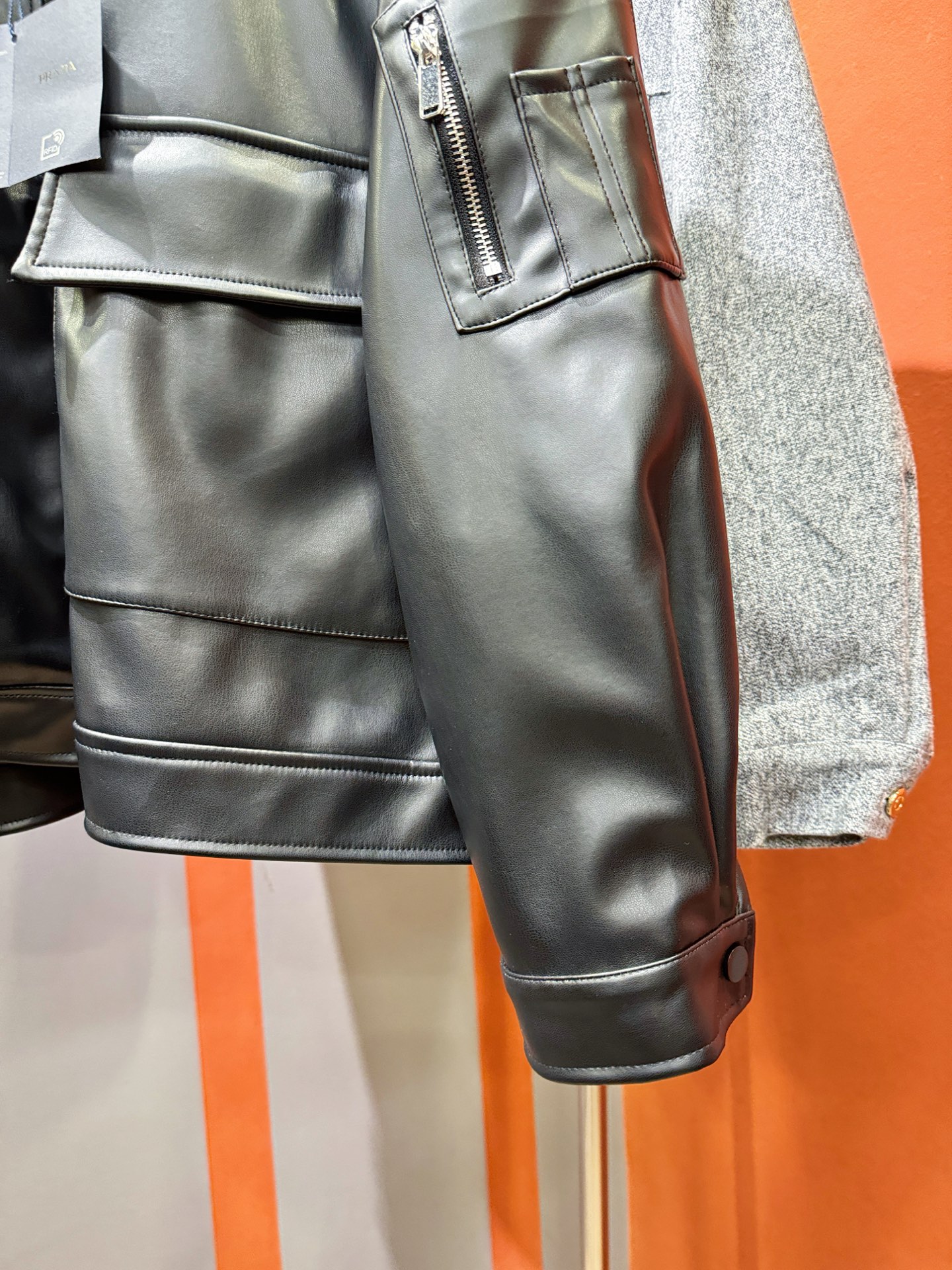 PRADA 普拉达 2025走秀款假两件皮衣外套，料选蛋白皮面料，蛋白皮是一种加入蚕丝人造皮。透气，吸湿