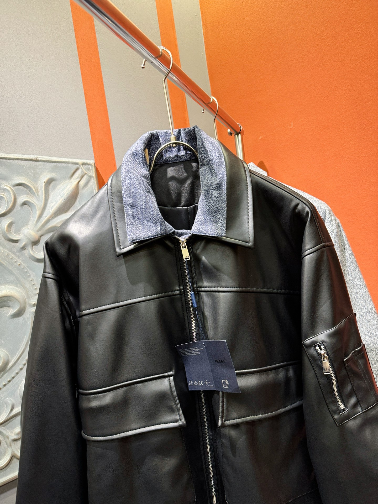 PRADA 普拉达 2025走秀款假两件皮衣外套，料选蛋白皮面料，蛋白皮是一种加入蚕丝人造皮。透气，吸湿