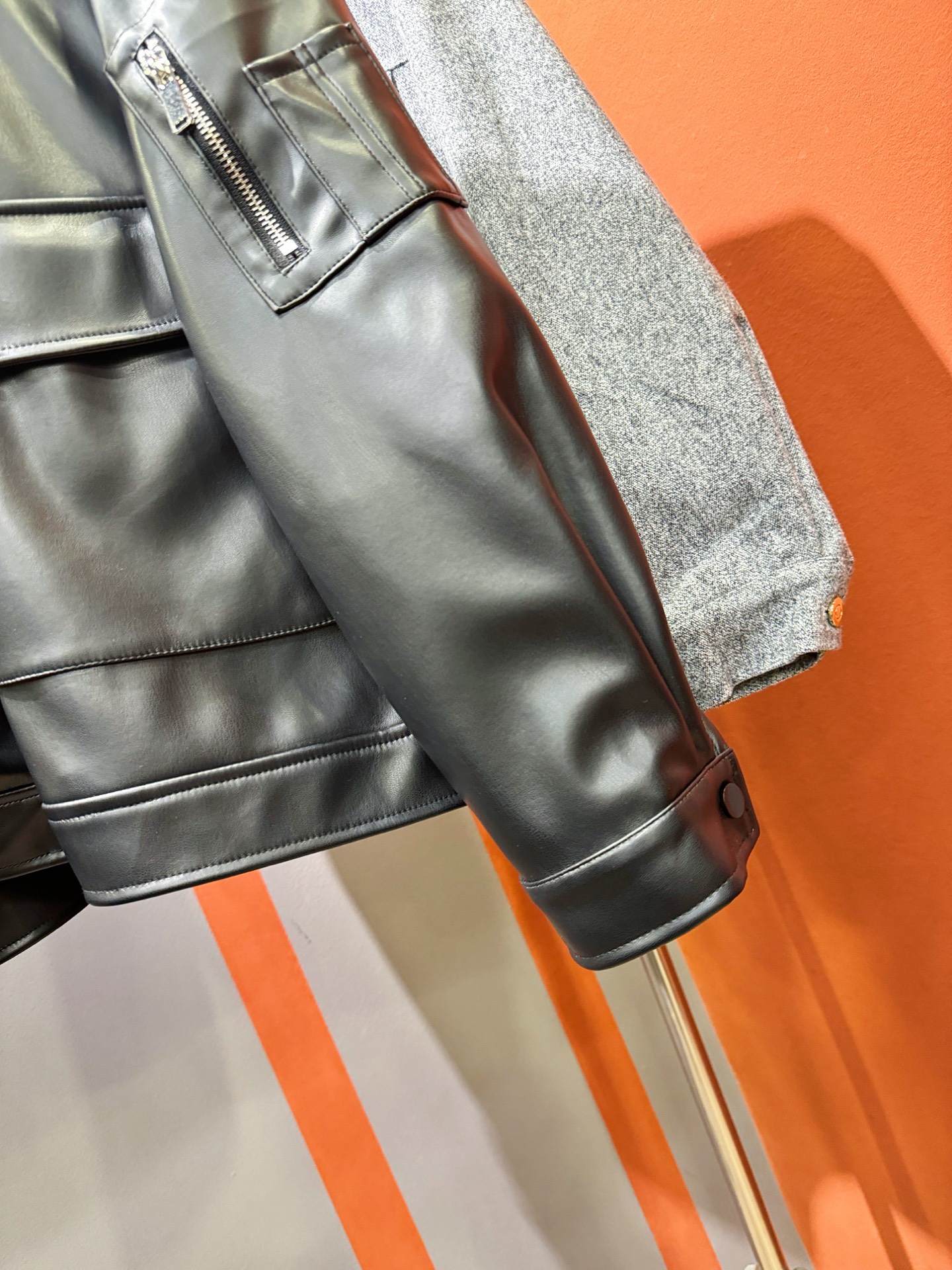 PRADA 普拉达 2025走秀款假两件皮衣外套，料选蛋白皮面料，蛋白皮是一种加入蚕丝人造皮。透气，吸湿