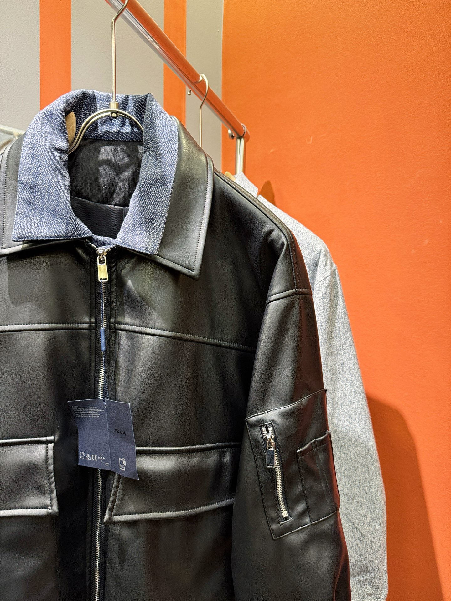 PRADA 普拉达 2025走秀款假两件皮衣外套，料选蛋白皮面料，蛋白皮是一种加入蚕丝人造皮。透气，吸湿