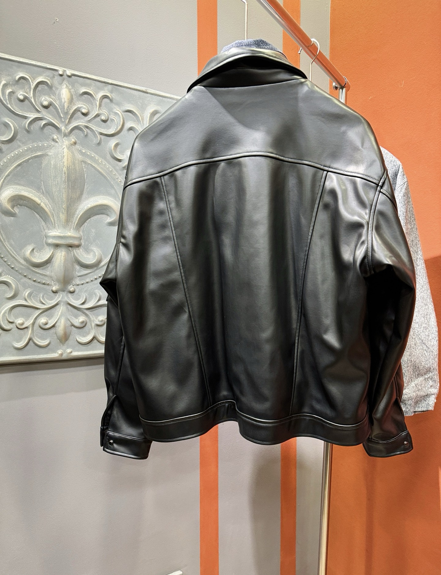 PRADA 普拉达 2025走秀款假两件皮衣外套，料选蛋白皮面料，蛋白皮是一种加入蚕丝人造皮。透气，吸湿