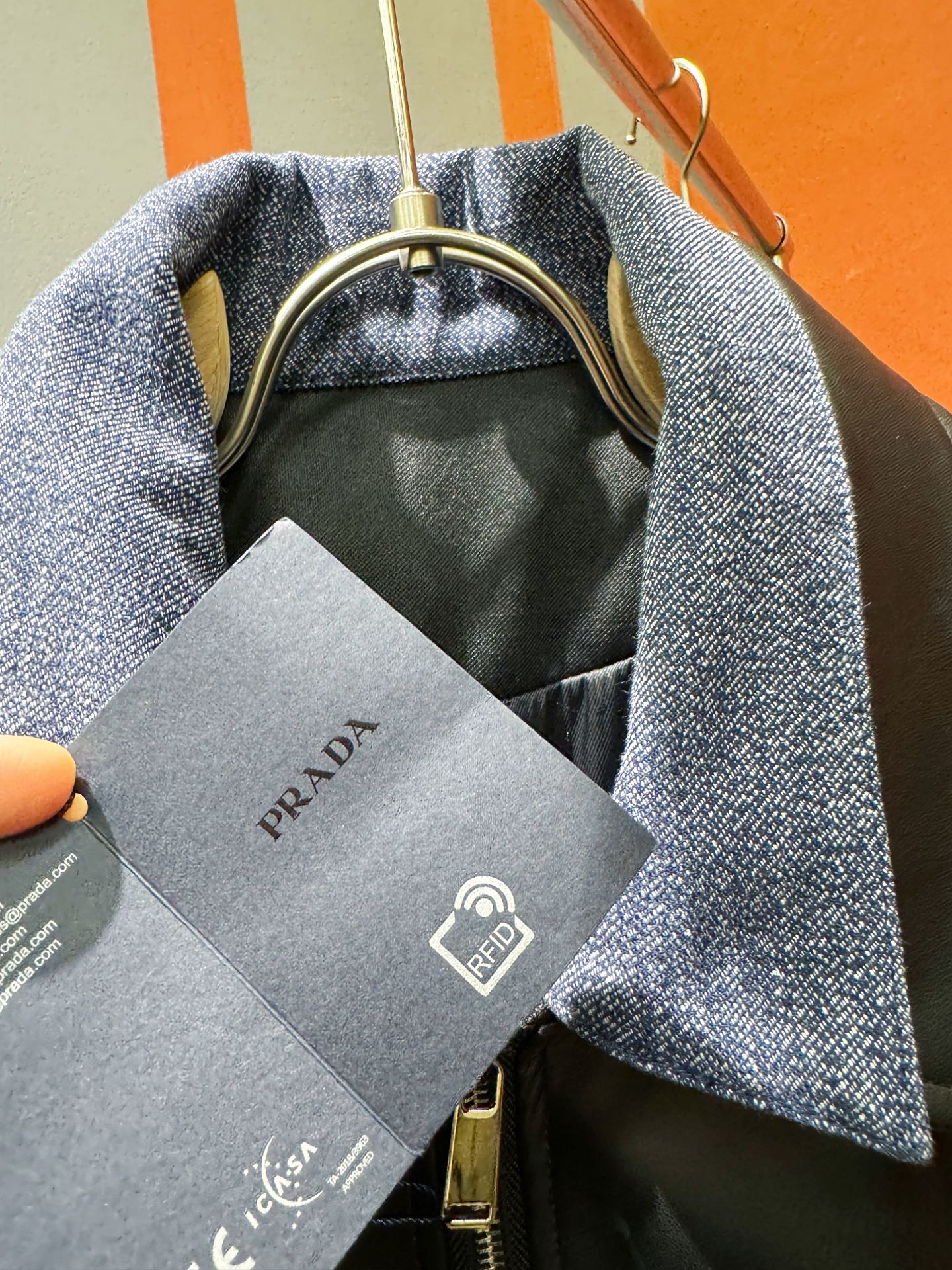 PRADA 普拉达 2025走秀款假两件皮衣外套，料选蛋白皮面料，蛋白皮是一种加入蚕丝人造皮。透气，吸湿