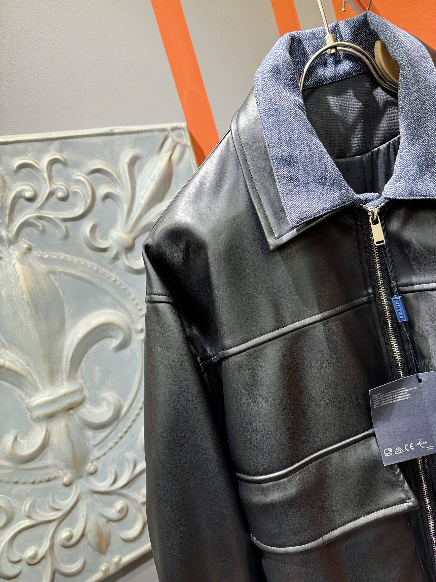 PRADA 普拉达 2025走秀款假两件皮衣外套，料选蛋白皮面料，蛋白皮是一种加入蚕丝人造皮。透气，吸湿