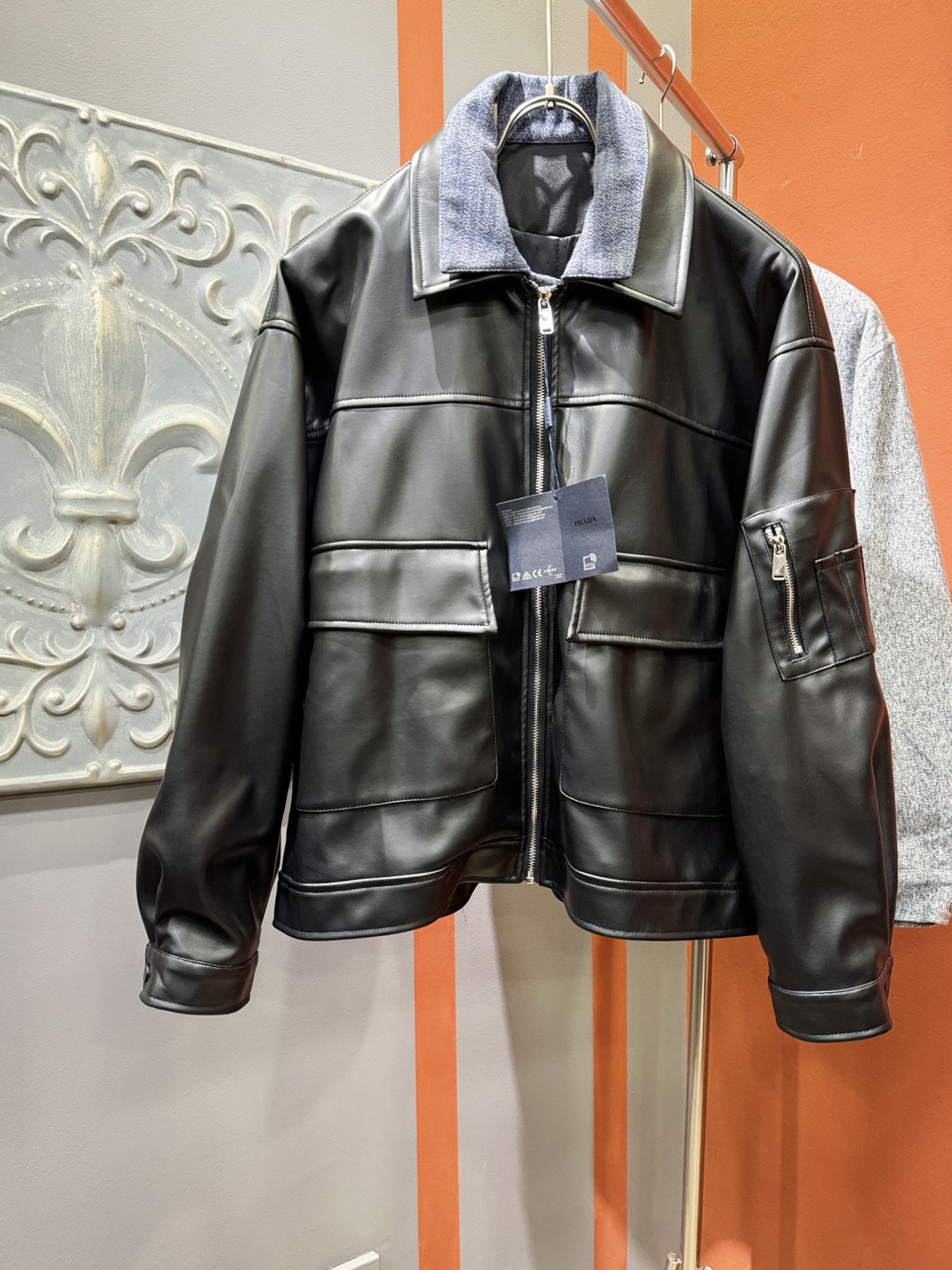 PRADA 普拉达 2025走秀款假两件皮衣外套，料选蛋白皮面料，蛋白皮是一种加入蚕丝人造皮。透气，吸湿