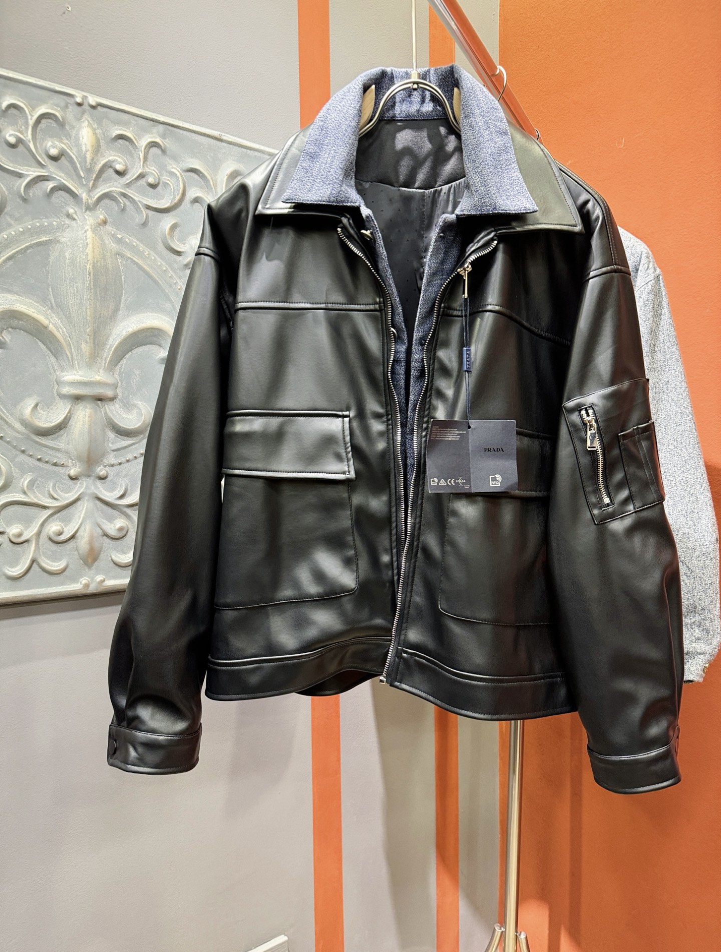 PRADA 普拉达 2025走秀款假两件皮衣外套，料选蛋白皮面料，蛋白皮是一种加入蚕丝人造皮。透气，吸湿